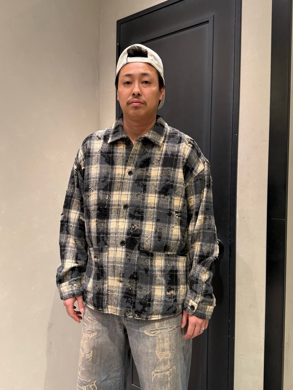 その他のデニムパンツ、ベージュ系のサンダルを着用したメンズの秋コーディネートの9枚目の写真