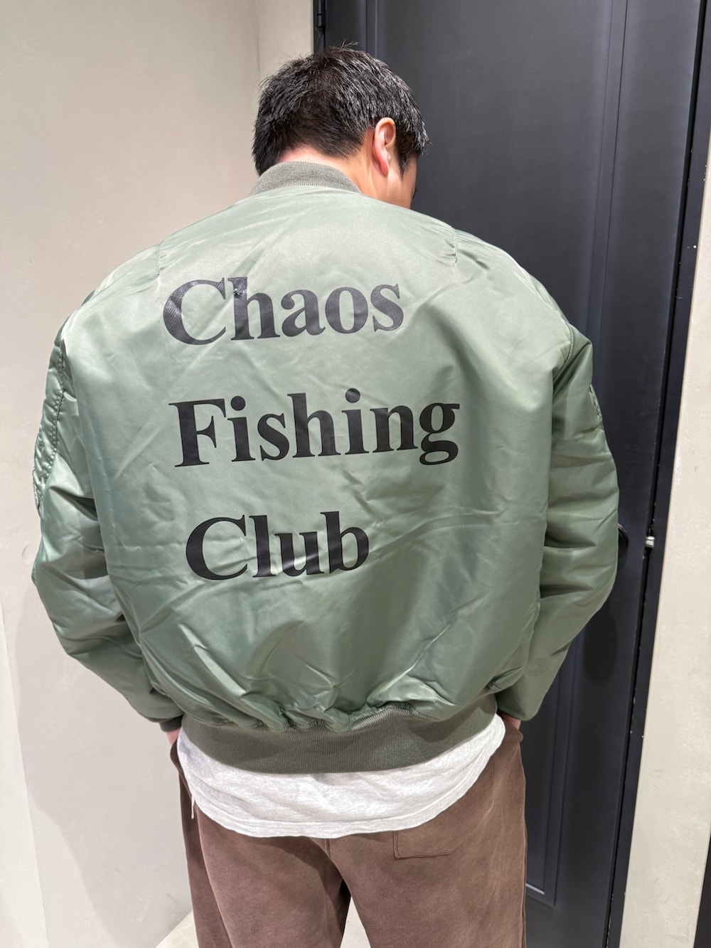 ブラック系のサンダルを着用したメンズの冬コーディネートの5枚目の写真