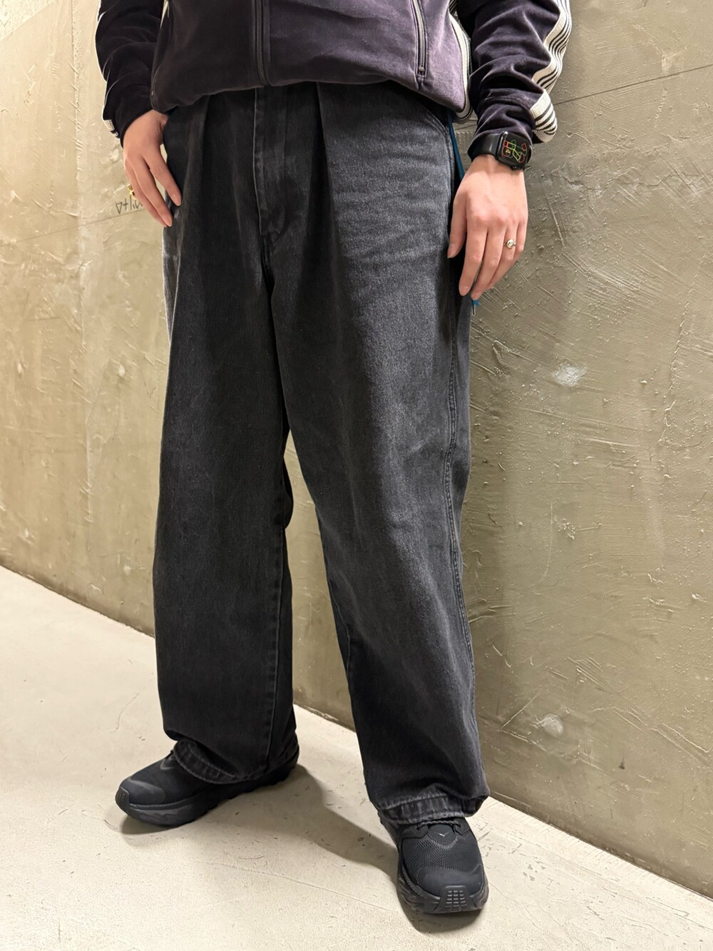 ブラック系のスニーカーを着用したメンズの冬コーディネートの3枚目の写真