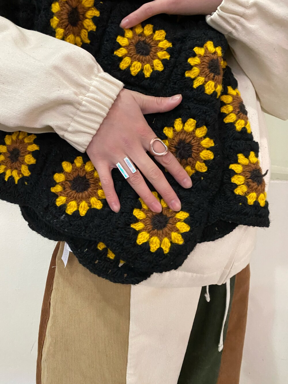 ベージュ系のブルゾン、シルバー系のリングを着用したメンズの冬コーディネートの2枚目の写真