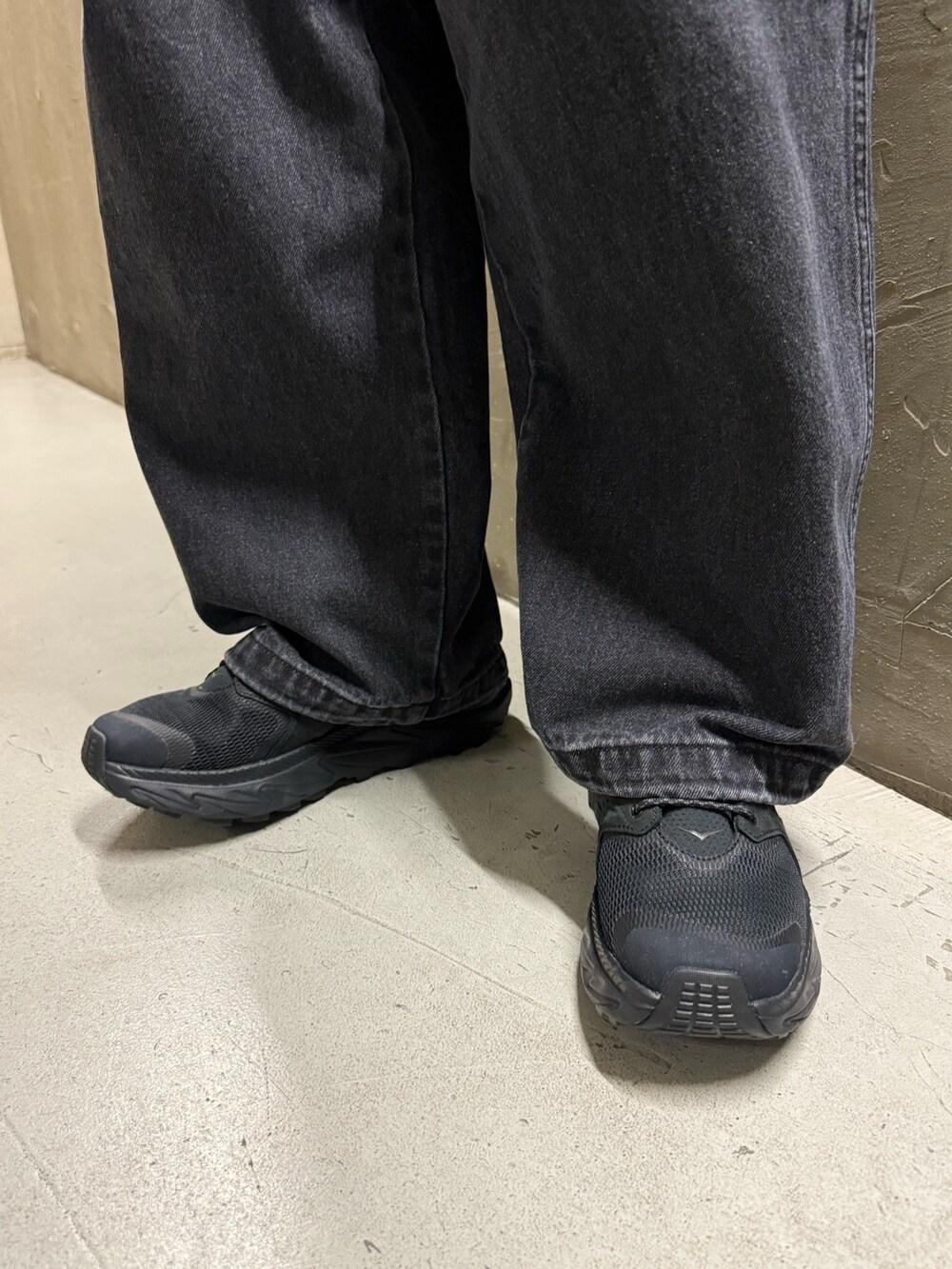 ブラック系のスニーカーを着用したメンズの冬コーディネートの4枚目の写真