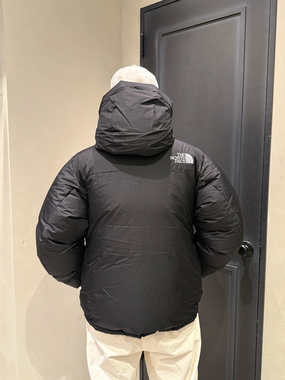 ブラック系のダウンジャケット/コートを着用したメンズの冬コーディネートの2枚目の写真