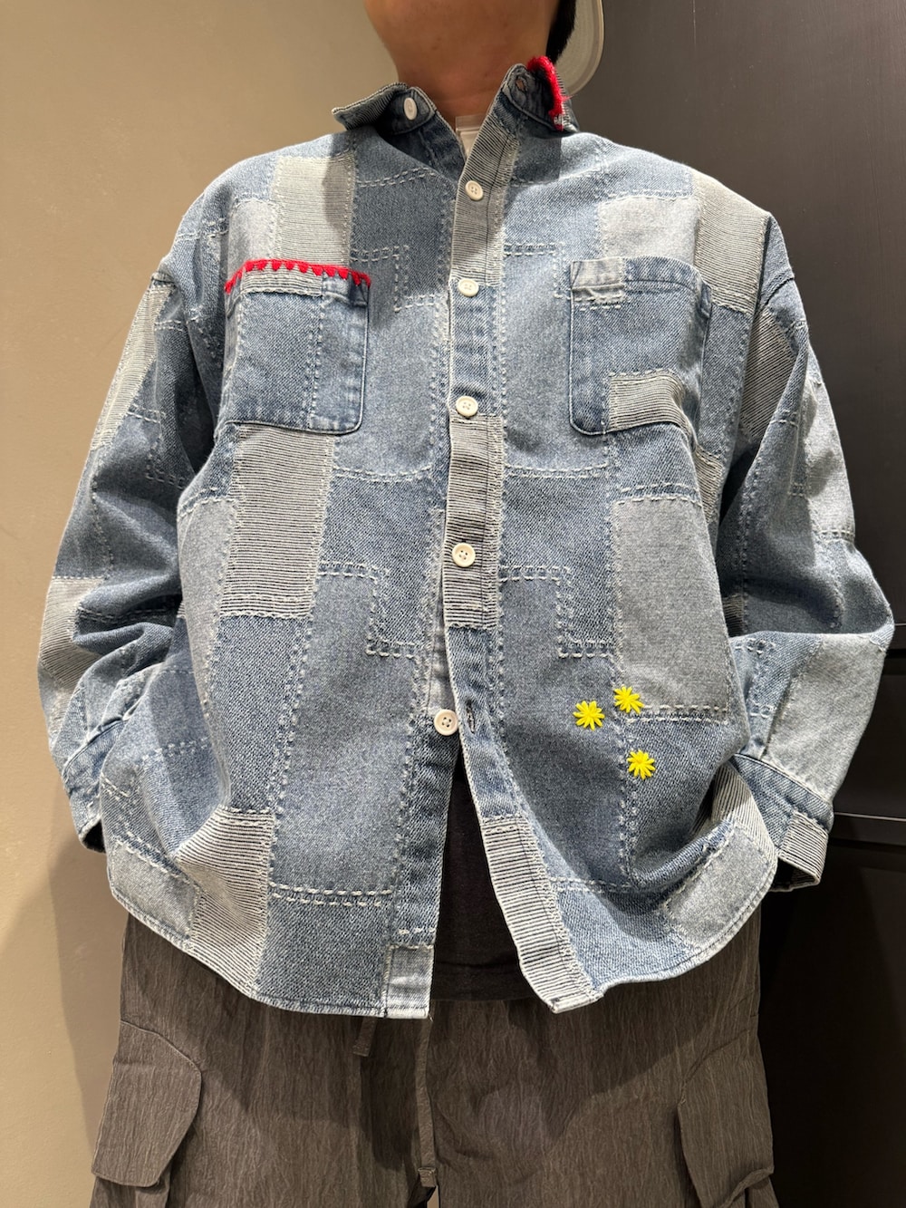 ブラック系のカーゴパンツ、ブルー系のシャツ/ブラウスを着用したメンズの春コーディネートの2枚目の写真