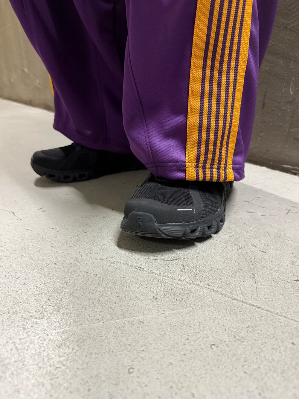 ブラック系のスニーカーを着用したメンズの春コーディネートの4枚目の写真