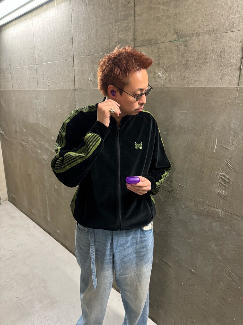 パープル系のヘッドフォン/イヤホンを着用したメンズの秋コーディネートの2枚目の写真