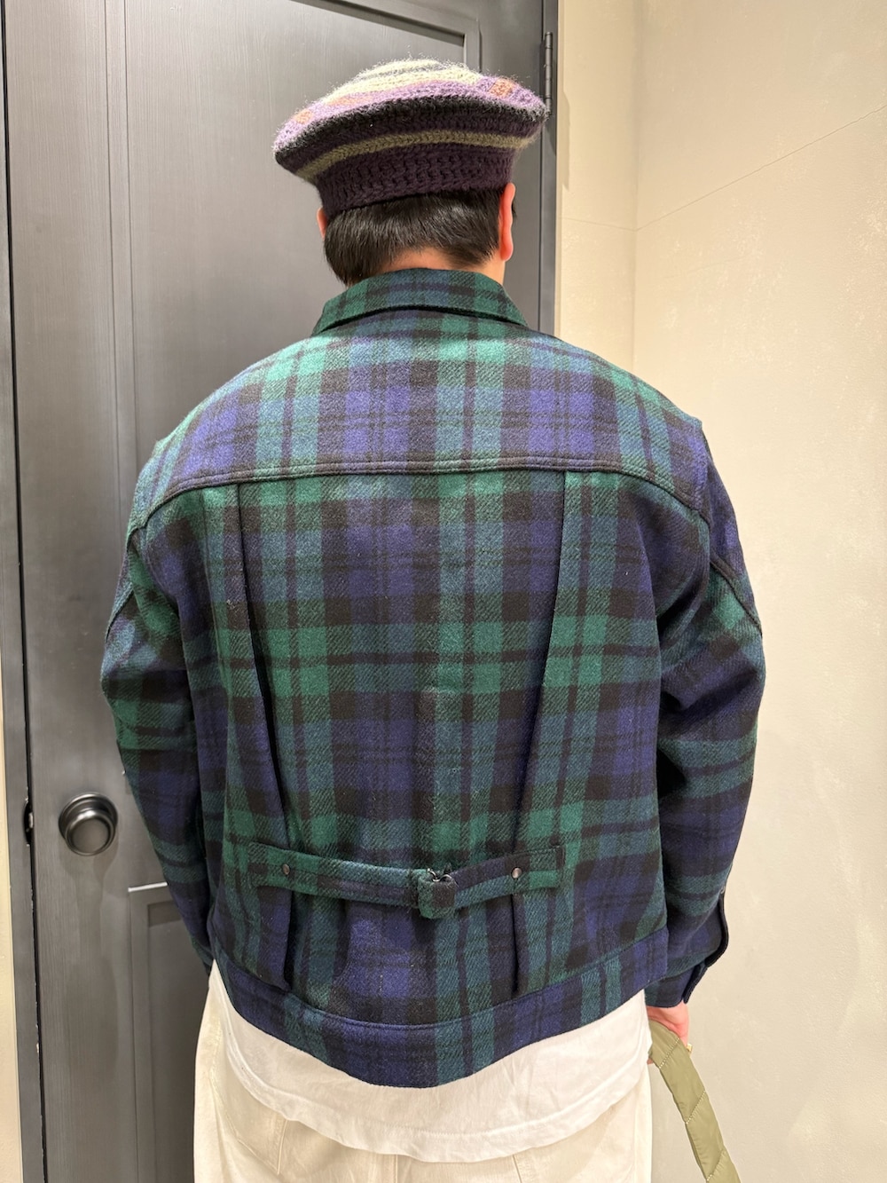 ブラック系のショルダーバッグを着用したメンズの冬コーディネートの3枚目の写真