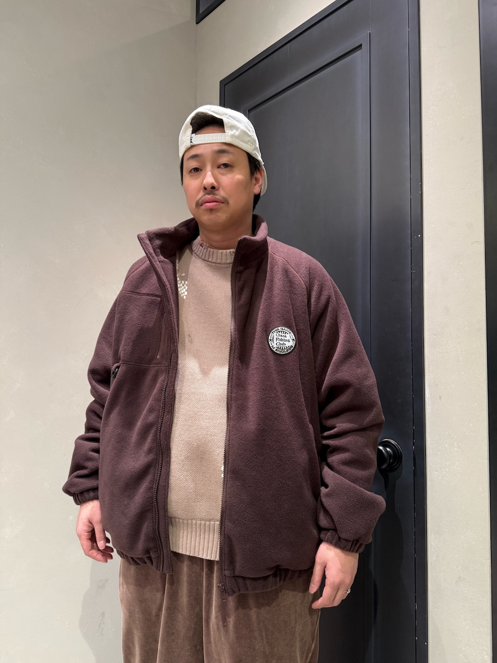 ベージュ系のニット/セーター、ベージュ系のサンダルを着用したメンズの秋コーディネートの2枚目の写真