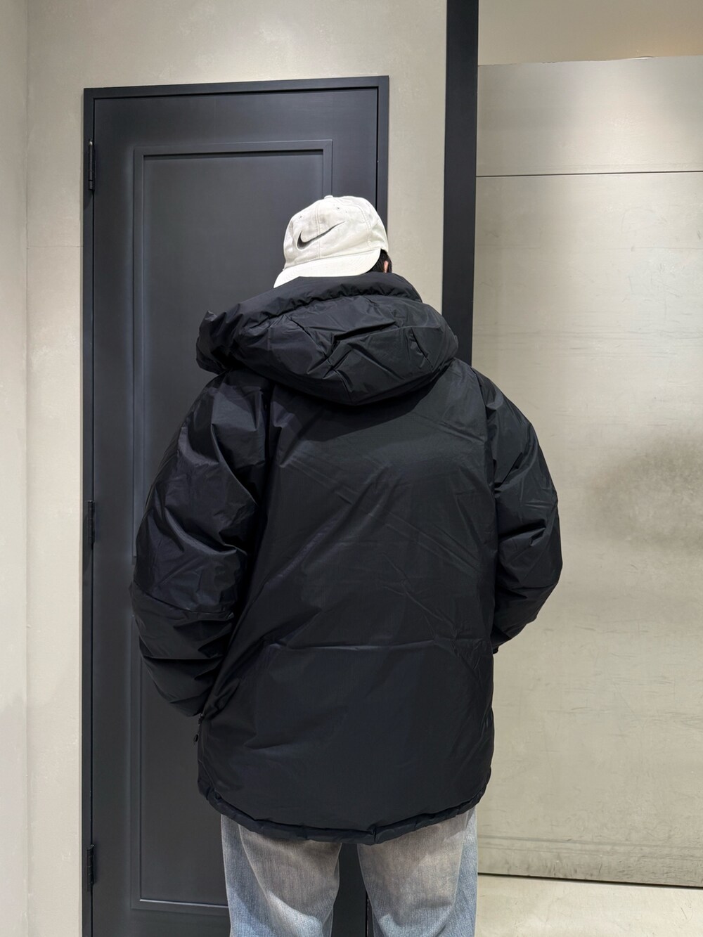 その他のデニムパンツ、ベージュ系のサンダルを着用したメンズの秋コーディネートの4枚目の写真
