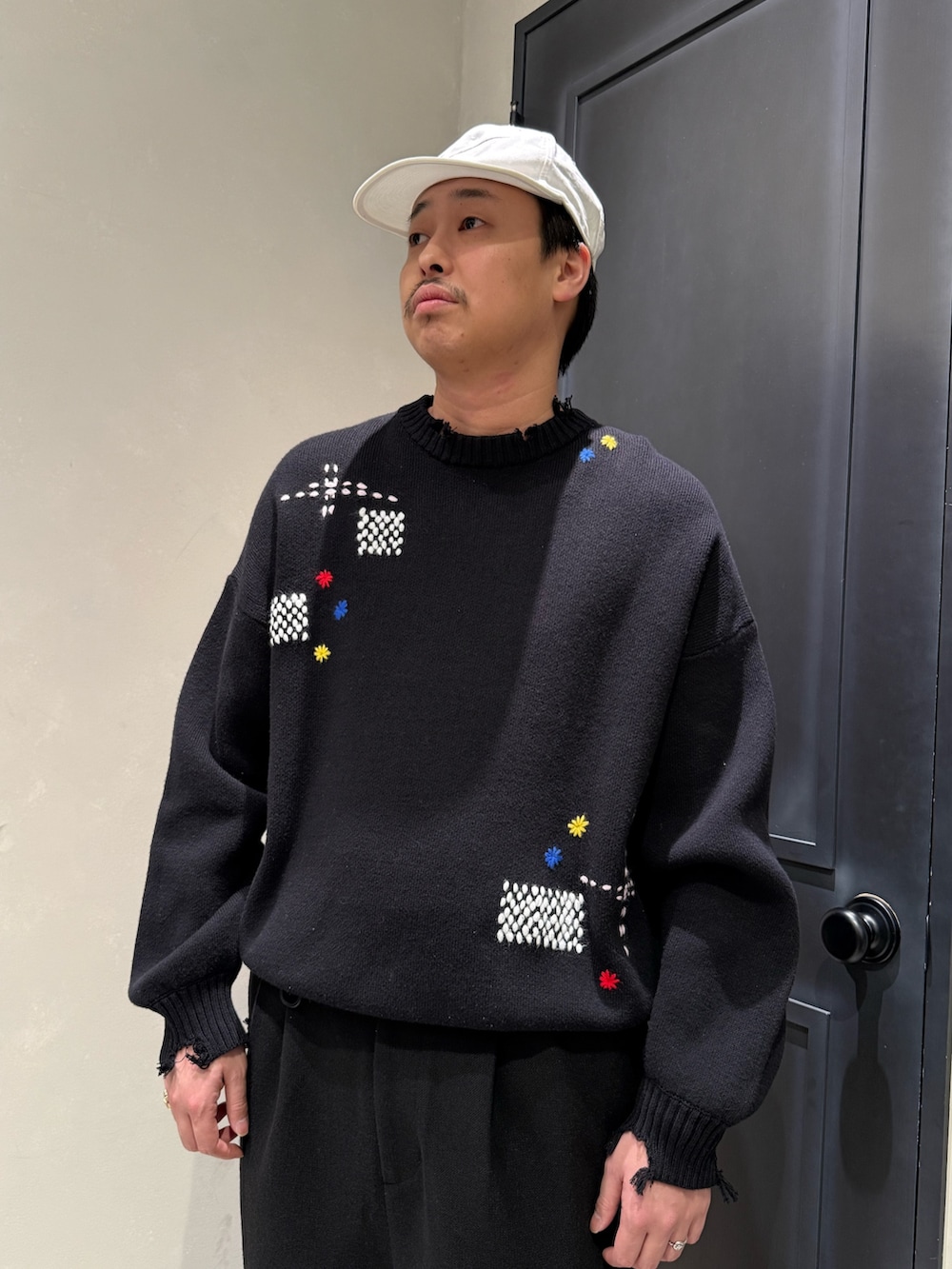 ブラック系のニット/セーターを着用したメンズの秋コーディネートの2枚目の写真