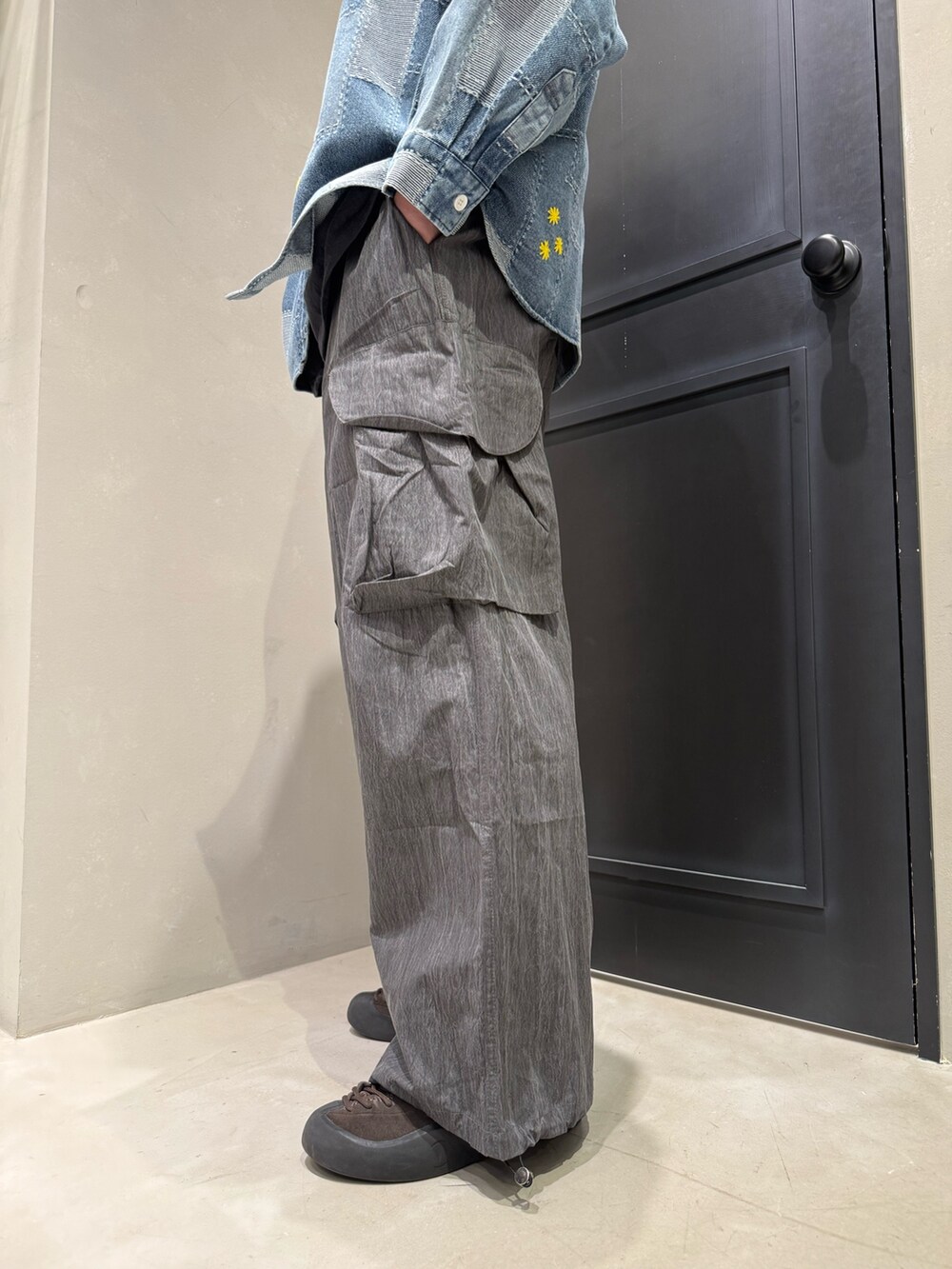 ブラック系のカーゴパンツ、ブルー系のシャツ/ブラウスを着用したメンズの春コーディネートの5枚目の写真