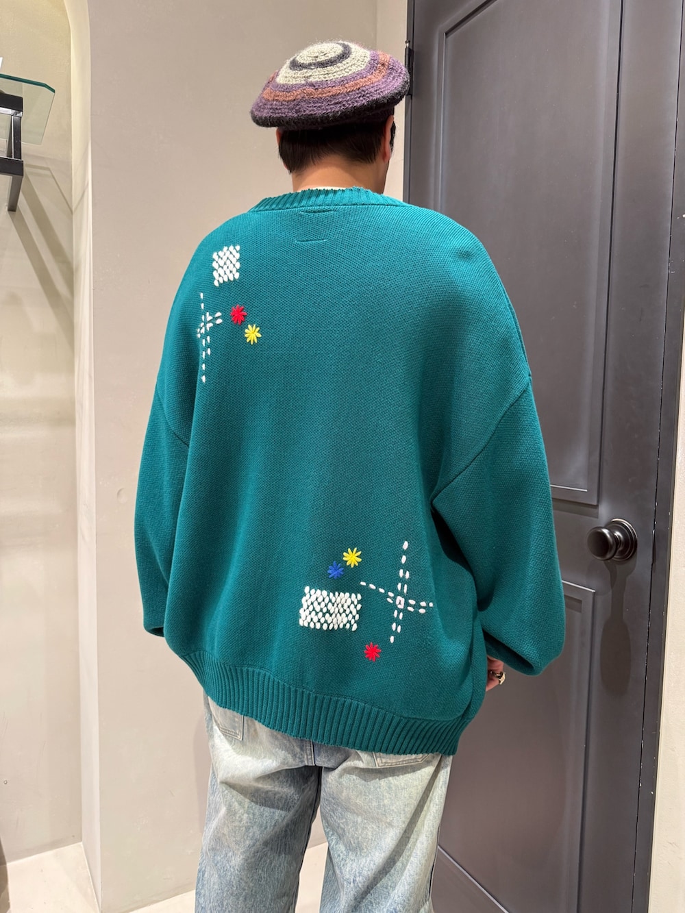 グリーン系のカーディガン/ボレロを着用したメンズの秋コーディネートの4枚目の写真