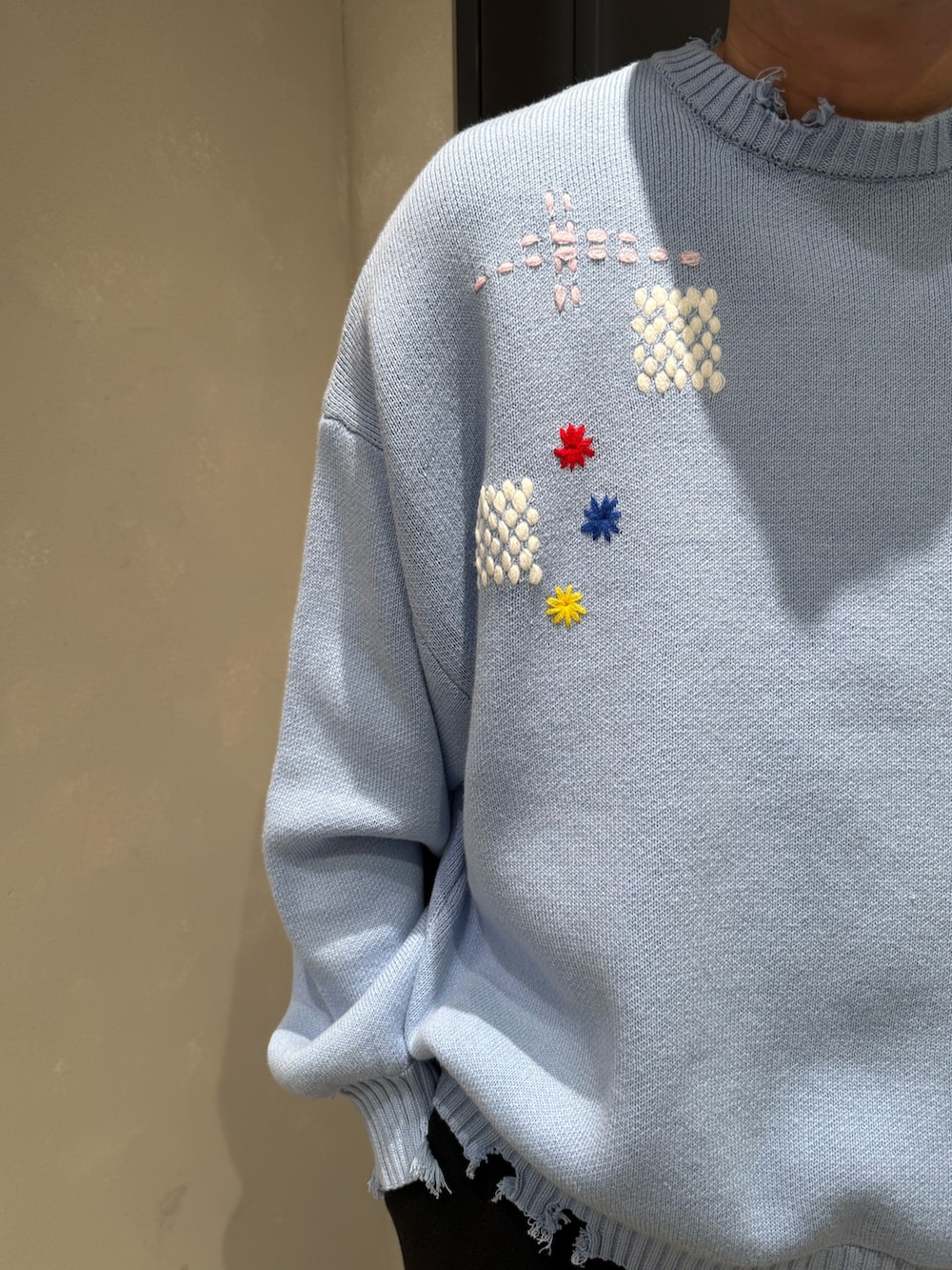 ブルー系のニット/セーターを着用したメンズの秋コーディネートの3枚目の写真