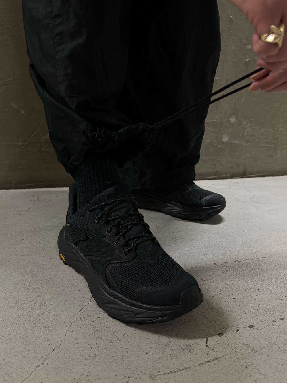 ブラック系のスニーカーを着用したメンズの冬コーディネートの4枚目の写真