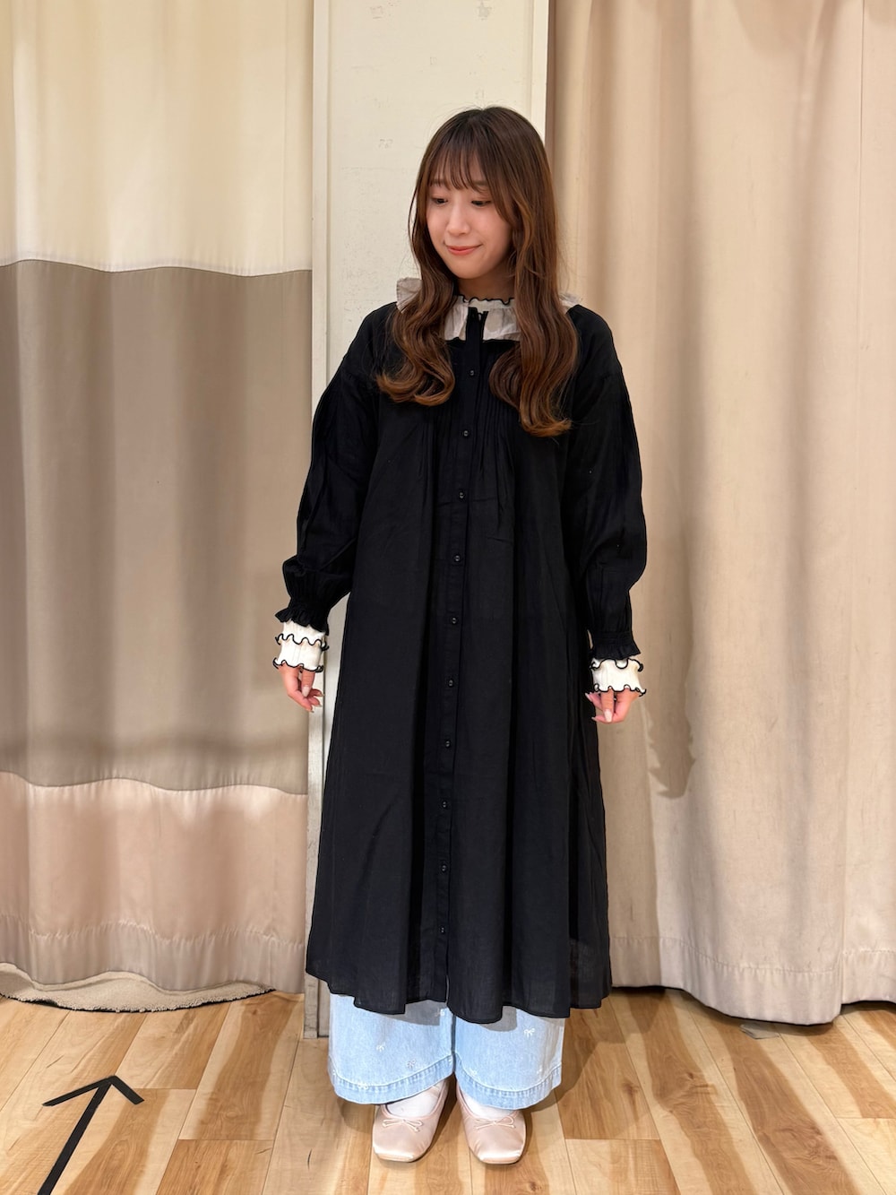 「Samansa Mos2、サマンサ モスモス(Samansa Mos2)、kazumiコラボ、ワンピース、デニム、レース、フリル、刺繍、ガーリー、ナチュラル」｜「Samansa Mos2の【M/Lサイズ】ホックタックデニムパンツ（デニムパンツ、ブルー系）」を使った、kotoさん（レディース・157cm）の冬コーディネートの2枚目の写真
