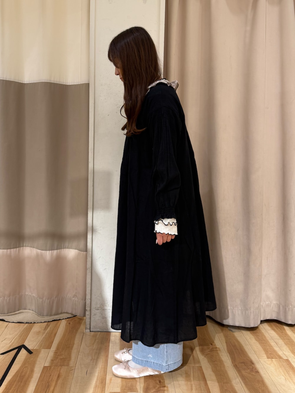 「Samansa Mos2、サマンサ モスモス(Samansa Mos2)、kazumiコラボ、ワンピース、デニム、レース、フリル、刺繍、ガーリー、ナチュラル」｜「Samansa Mos2の【M/Lサイズ】ホックタックデニムパンツ（デニムパンツ、ブルー系）」を使った、kotoさん（レディース・157cm）の冬コーディネートの3枚目の写真