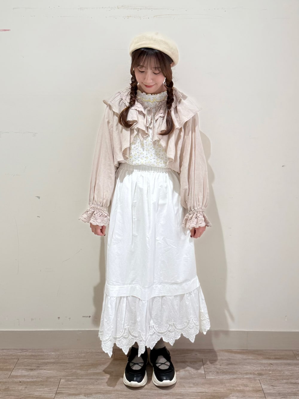 「Samansa Mos2、サマンサ モスモス(Samansa Mos2)、ブラウス、レース、フリル、メロートップス、花柄、スカート、ペチスカート、ベルクロスニーカー、スニーカー、ナチュラル、大人かわいい、ガーリー、ナチュラルガーリー」｜「Samansa Mos2の【消臭効果】リネン混ベレー帽（ハット、ホワイト系）」を使った、kotoさん（レディース・157cm）の春コーディネートの2枚目の写真