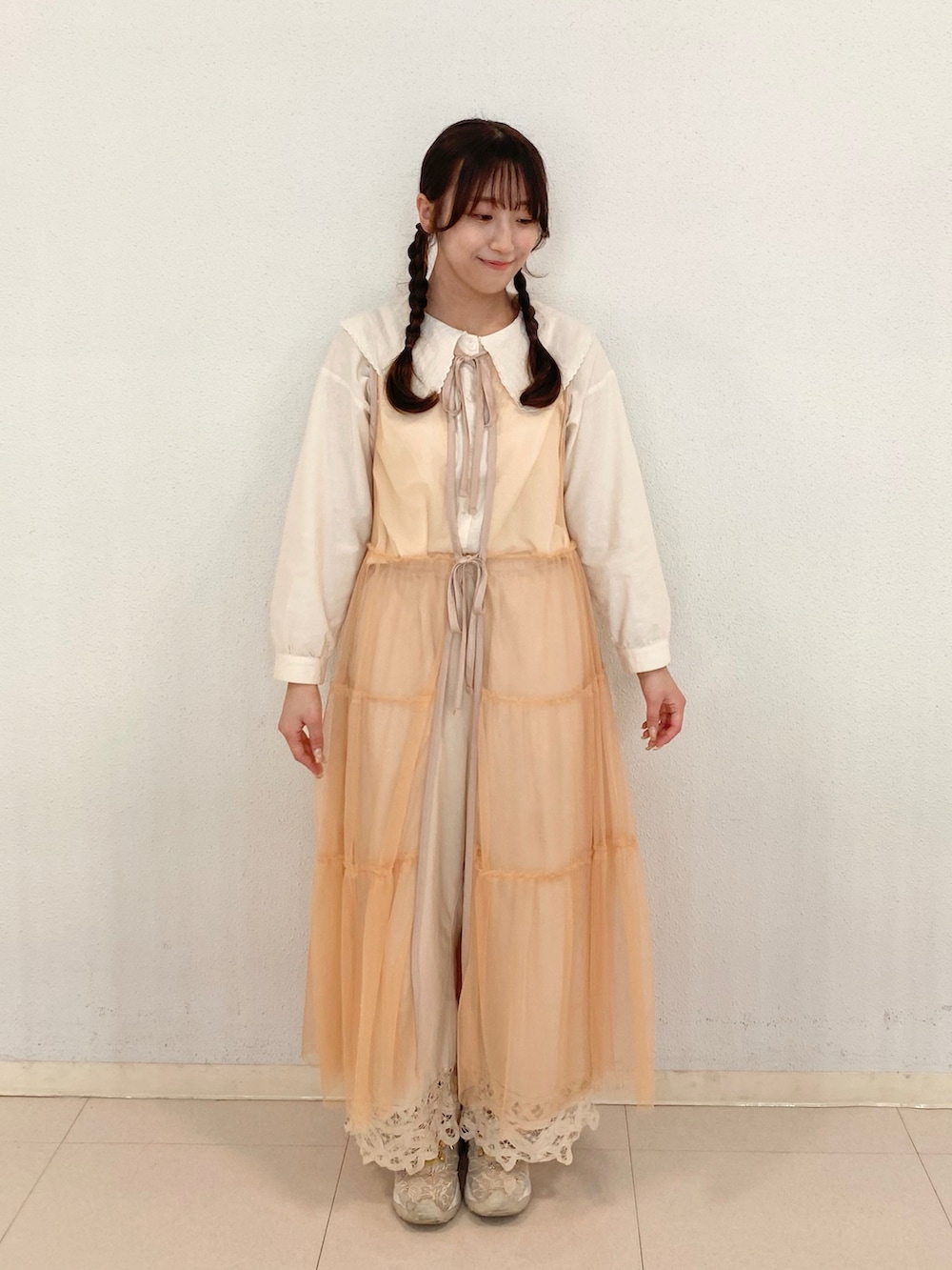 「Samansa Mos2、サマンサ モスモス(Samansa Mos2)、春コーデ、春服コーデ、お出かけコーデ、レイヤード、パンツスタイル、春カラー、パステルカラー、ガーリー、シアー、シアーワンピース、ブラウス、襟付きトップス、前後2way」｜「Samansa Mos2の襟スカラップブラウス（シャツ/ブラウス、ホワイト系）」を使った、kotoさん（レディース・157cm）の春コーディネートの2枚目の写真