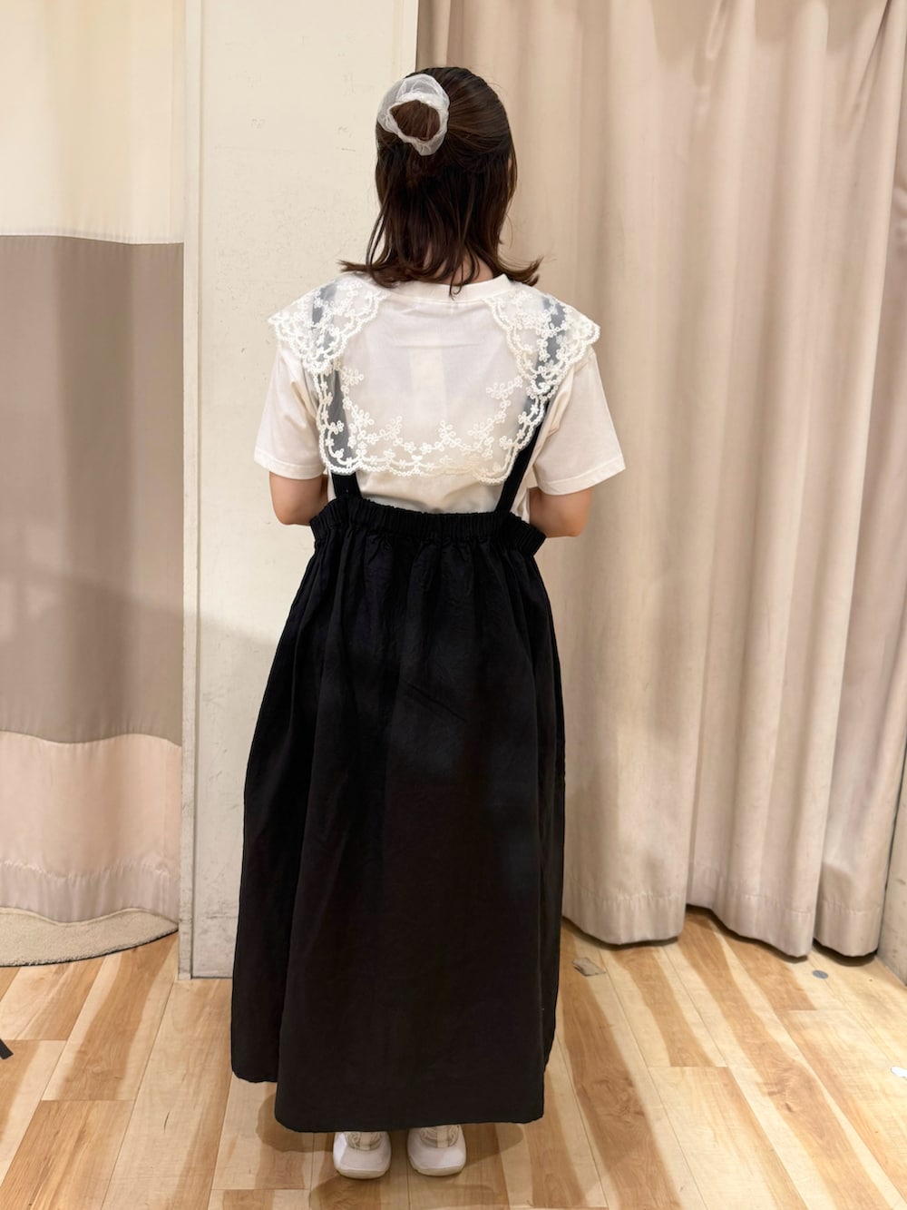 「Samansa Mos2、サマンサ モスモス(Samansa Mos2)、ガーリー、ナチュラルガーリー、大人かわいい、ナチュラル、ジャンスカ、ジャンパースカート、リネン、Tシャツ、シアー、襟付きトップス、夏服、春服、春夏コーデ」｜「Samansa Mos2のアイテム（トップス、ホワイト系）」を使った、kotoさん（レディース・157cm）の春コーディネートの4枚目の写真