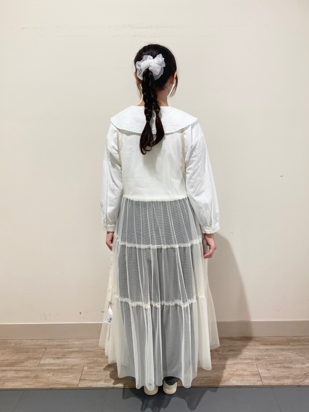 「Samansa Mos2、サマンサ モスモス(Samansa Mos2)、春、春服コーデ、パンツコーデ、チュール、チュールワンピ、リボン、ブラウス、襟付きトップス、カジュアルガーリー、休日スタイル」｜「Samansa Mos2の襟スカラップブラウス（シャツ/ブラウス、ホワイト系）」を使った、kotoさん（レディース・157cm）の春コーディネートの2枚目の写真