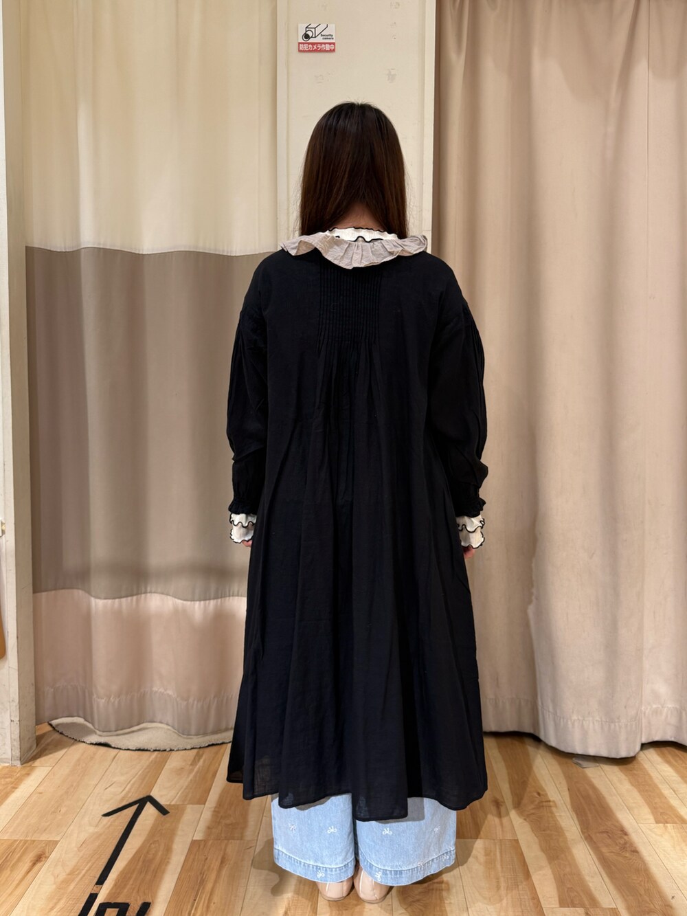 「Samansa Mos2、サマンサ モスモス(Samansa Mos2)、kazumiコラボ、ワンピース、デニム、レース、フリル、刺繍、ガーリー、ナチュラル」｜「Samansa Mos2の【M/Lサイズ】ホックタックデニムパンツ（デニムパンツ、ブルー系）」を使った、kotoさん（レディース・157cm）の冬コーディネートの4枚目の写真