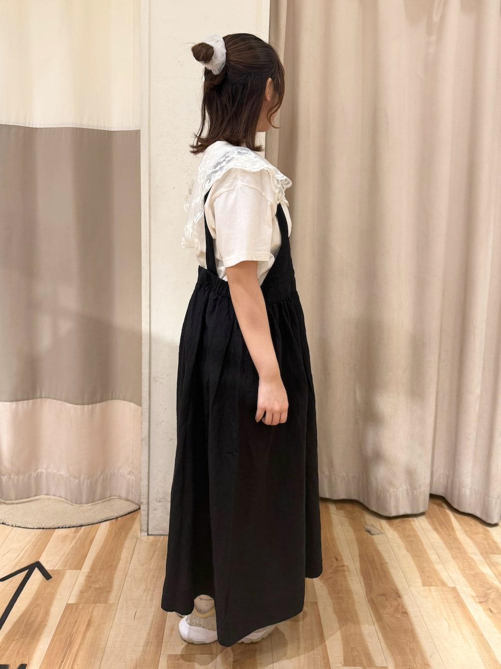 「Samansa Mos2、サマンサ モスモス(Samansa Mos2)、ガーリー、ナチュラルガーリー、大人かわいい、ナチュラル、ジャンスカ、ジャンパースカート、リネン、Tシャツ、シアー、襟付きトップス、夏服、春服、春夏コーデ」｜「Samansa Mos2のアイテム（トップス、ホワイト系）」を使った、kotoさん（レディース・157cm）の春コーディネートの3枚目の写真