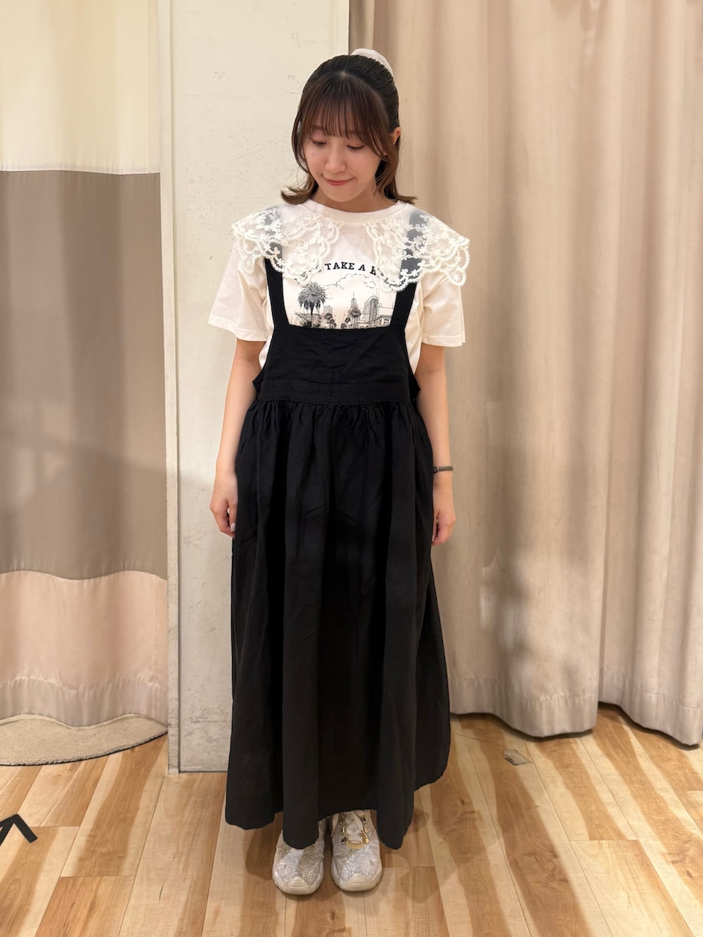 「Samansa Mos2、サマンサ モスモス(Samansa Mos2)、ガーリー、ナチュラルガーリー、大人かわいい、ナチュラル、ジャンスカ、ジャンパースカート、リネン、Tシャツ、シアー、襟付きトップス、夏服、春服、春夏コーデ」｜「Samansa Mos2のアイテム（トップス、ホワイト系）」を使った、kotoさん（レディース・157cm）の春コーディネートの2枚目の写真