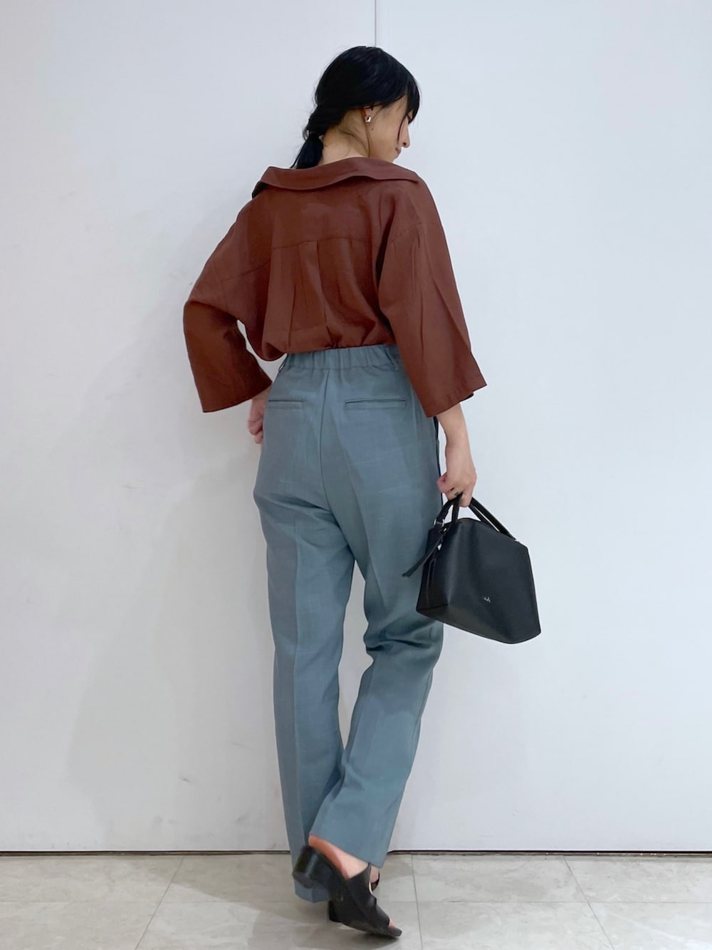 ブルー系のパンツ、ブラック系のサンダル、ブラウン系のシャツ/ブラウスを着用したレディースの夏コーディネートの3枚目の写真