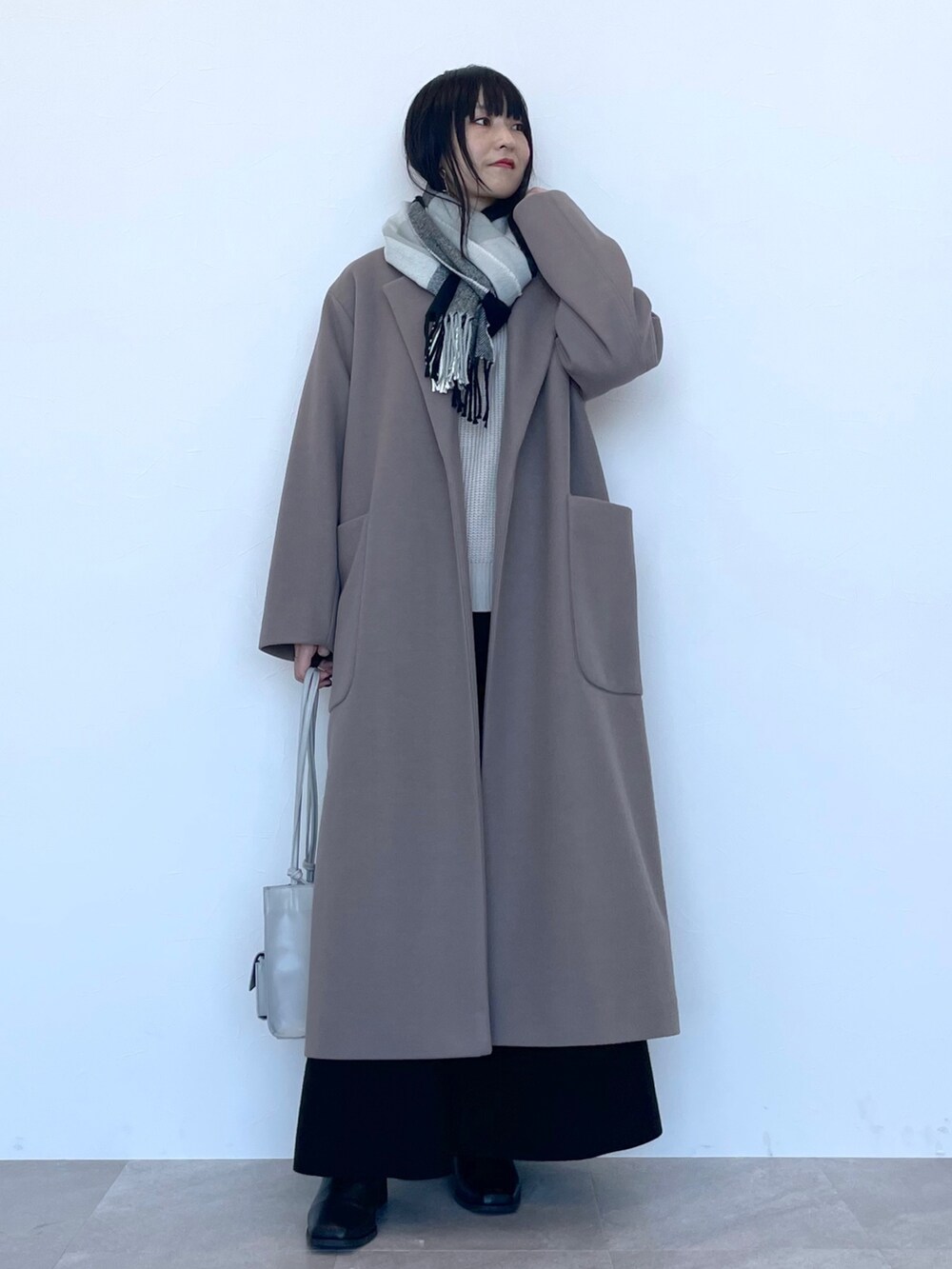 「LAKOLE、シンプルコーデ、マフラー、きれいめカジュアル、スクエアトゥ、プチプラ、チェック、ブーツ、アウター、ロングコート、カジュアルコーデ、休日コーデ、ゆるコーデ、冬コーデ、大人女子」｜「LAKOLEの12Gカシミヤタッチフレアスカート[セットアップ対応]（スカート、ブラック系）」を使った、koz▲さん（レディース・160cm）の冬コーディネートの6枚目の写真