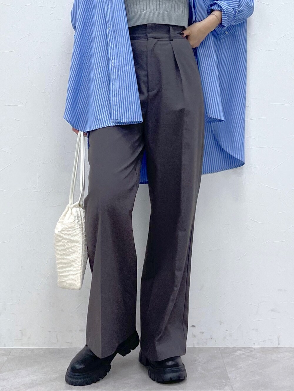 ブルー系のシャツ/ブラウス、ブラウン系のその他パンツ、グレー系のタンクトップを着用したレディースの秋コーディネートの6枚目の写真