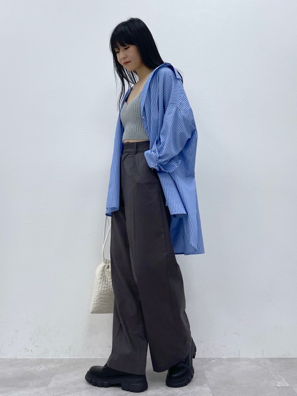 ブルー系のシャツ/ブラウス、ブラウン系のその他パンツ、グレー系のタンクトップを着用したレディースの秋コーディネートの4枚目の写真