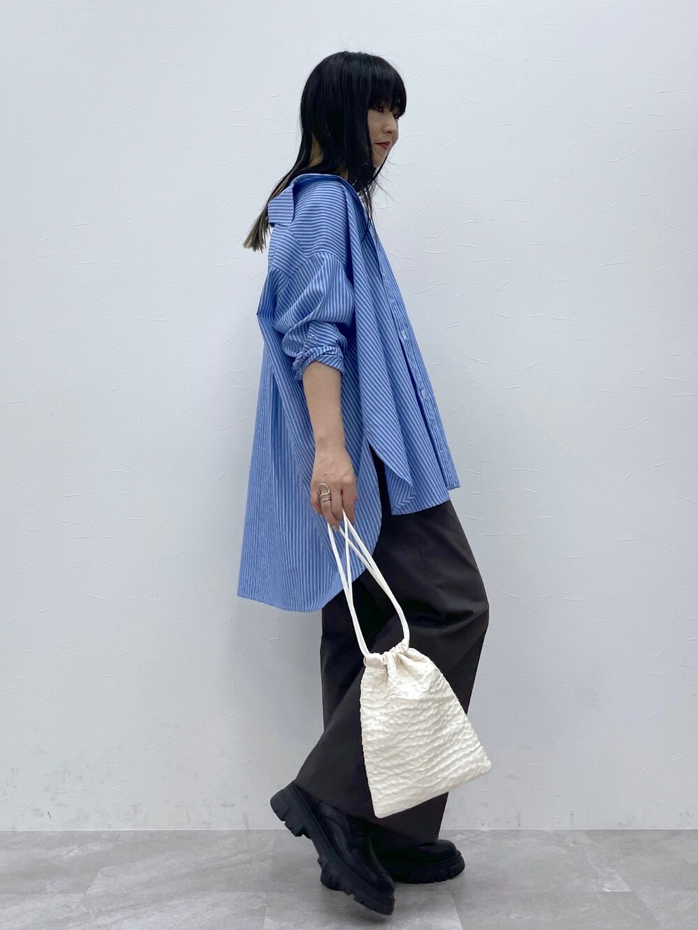 ブルー系のシャツ/ブラウス、ブラウン系のその他パンツ、グレー系のタンクトップを着用したレディースの秋コーディネートの2枚目の写真