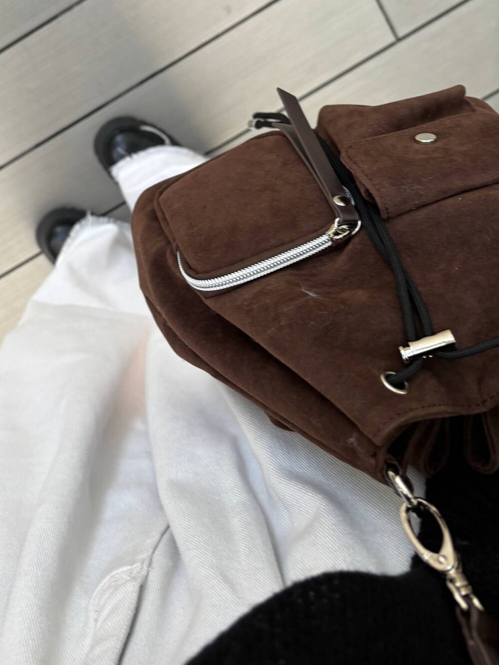 ブラウン系のショルダーバッグ、ブラック系のニット/セーター、ブルー系のマフラーを着用したレディースの秋コーディネートの8枚目の写真