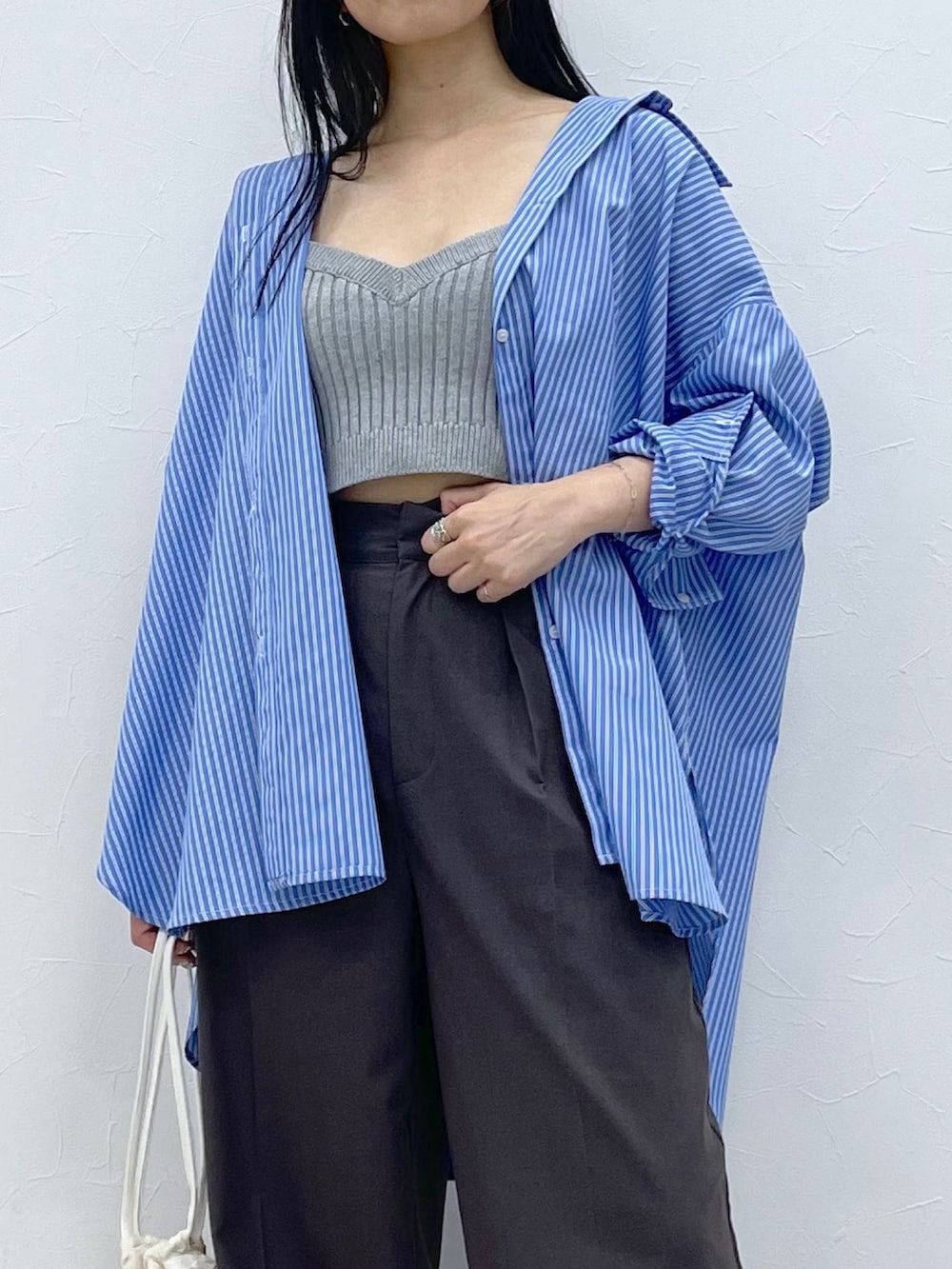 ブルー系のシャツ/ブラウス、ブラウン系のその他パンツ、グレー系のタンクトップを着用したレディースの秋コーディネートの5枚目の写真