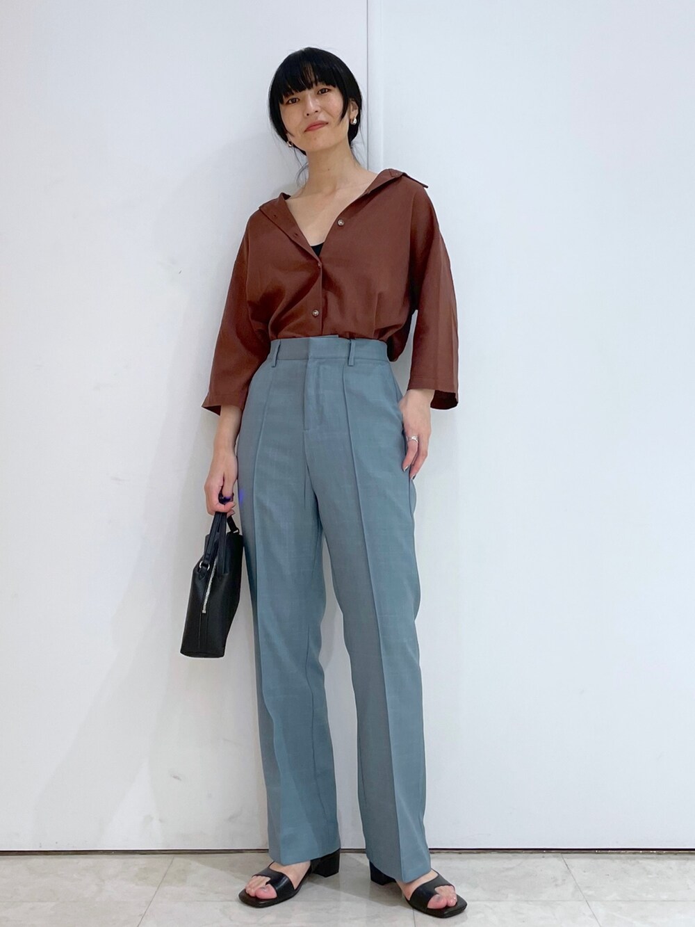 ブルー系のパンツ、ブラック系のサンダル、ブラウン系のシャツ/ブラウスを着用したレディースの夏コーディネートの5枚目の写真