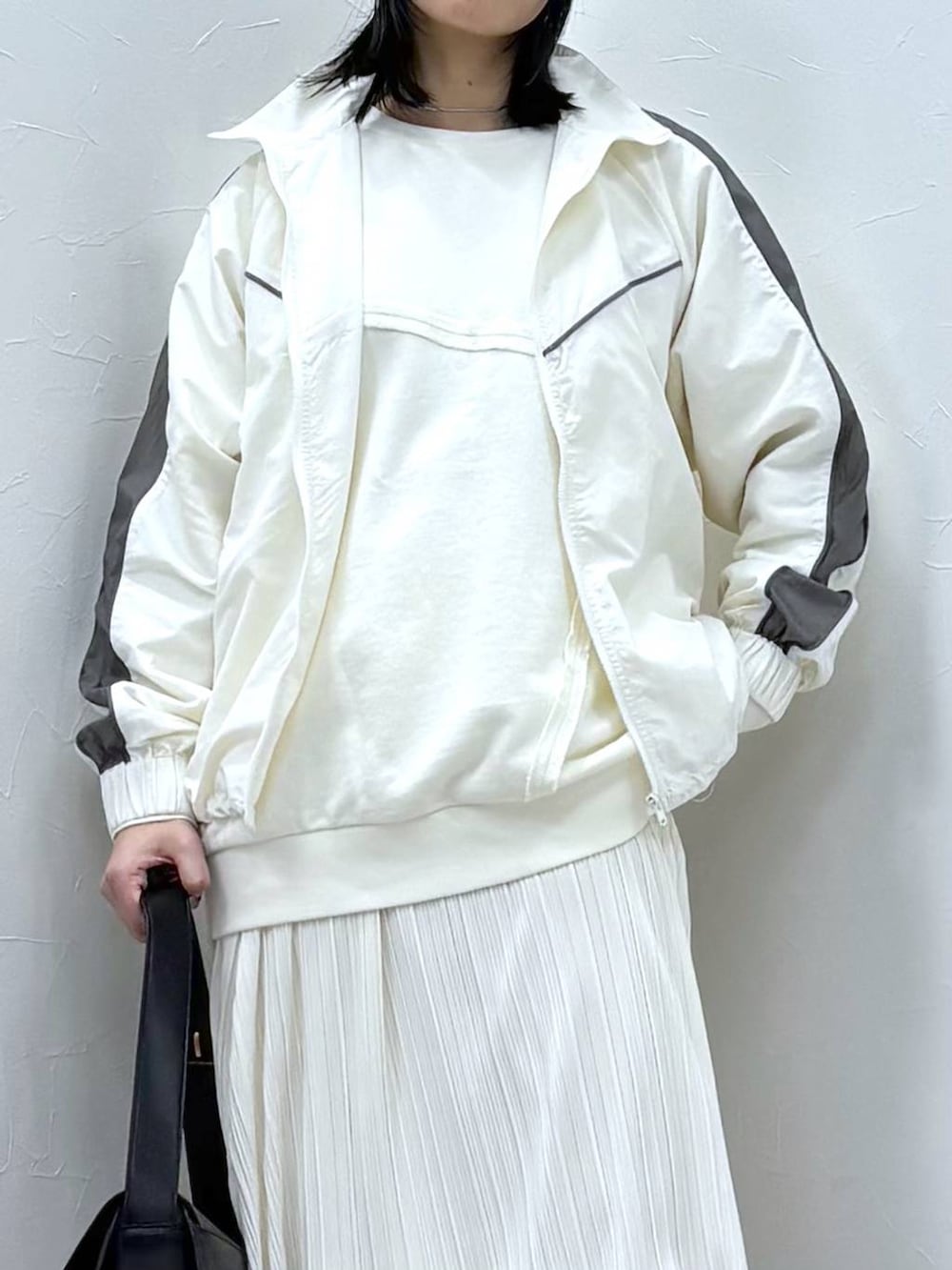 「着痩せ・細見え、高見え、休日コーデ、ストリート、バッグ、LAKOLE、ブーツ、ウエストゴム、スカート、スウェット、ワントーン、ニット帽、スニーカー、春コーデ、ショルダーバッグ」｜「LAKOLEのローゲージニットワッチ / 253054（ニットキャップ/ビーニー、グレー系）」を使った、koz▲さん（レディース・160cm）の冬コーディネートの5枚目の写真