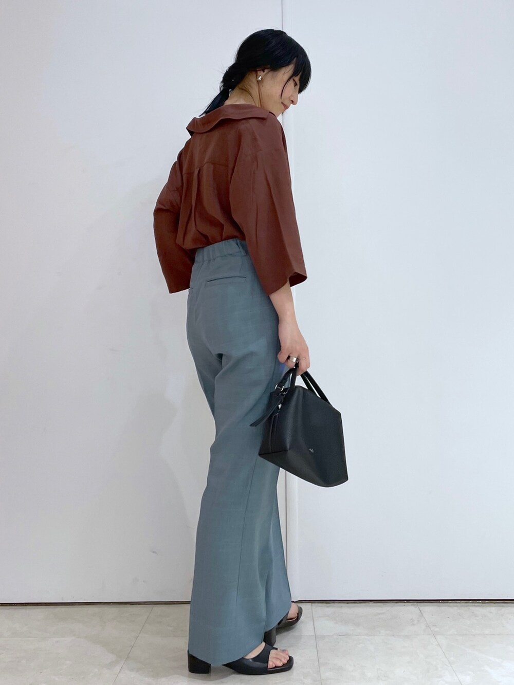 ブルー系のパンツ、ブラック系のサンダル、ブラウン系のシャツ/ブラウスを着用したレディースの夏コーディネートの4枚目の写真