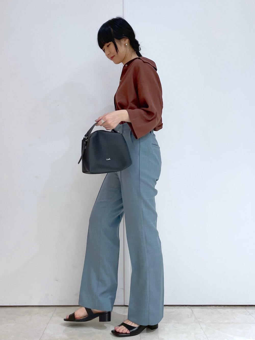 ブルー系のパンツ、ブラック系のサンダル、ブラウン系のシャツ/ブラウスを着用したレディースの夏コーディネートの2枚目の写真