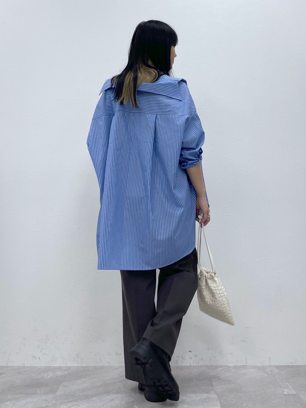 ブルー系のシャツ/ブラウス、ブラウン系のその他パンツ、グレー系のタンクトップを着用したレディースの秋コーディネートの3枚目の写真