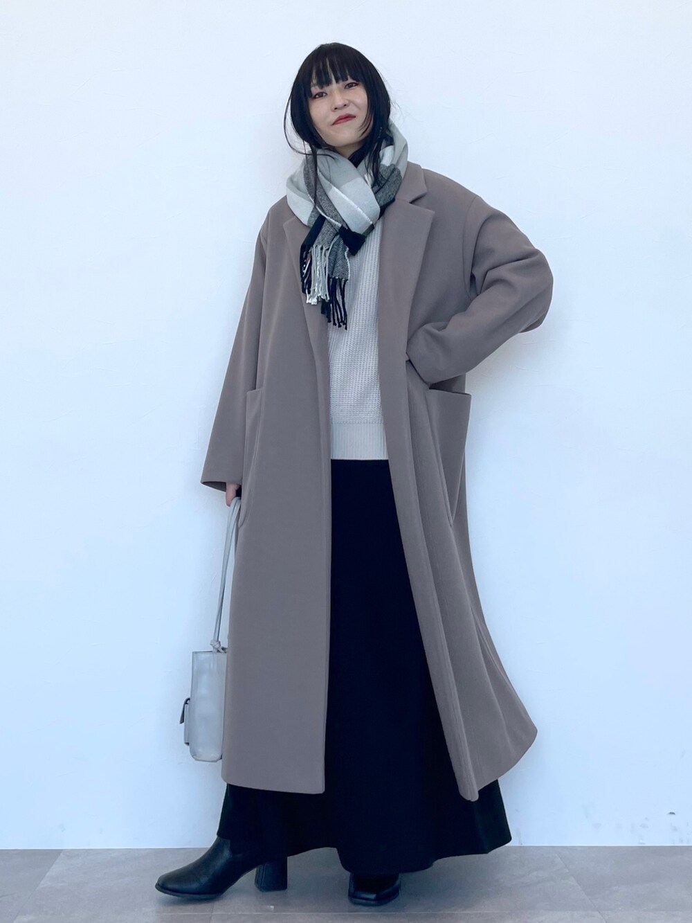 「LAKOLE、シンプルコーデ、マフラー、きれいめカジュアル、スクエアトゥ、プチプラ、チェック、ブーツ、アウター、ロングコート、カジュアルコーデ、休日コーデ、ゆるコーデ、冬コーデ、大人女子」｜「LAKOLEの12Gカシミヤタッチフレアスカート[セットアップ対応]（スカート、ブラック系）」を使った、koz▲さん（レディース・160cm）の冬コーディネートの5枚目の写真