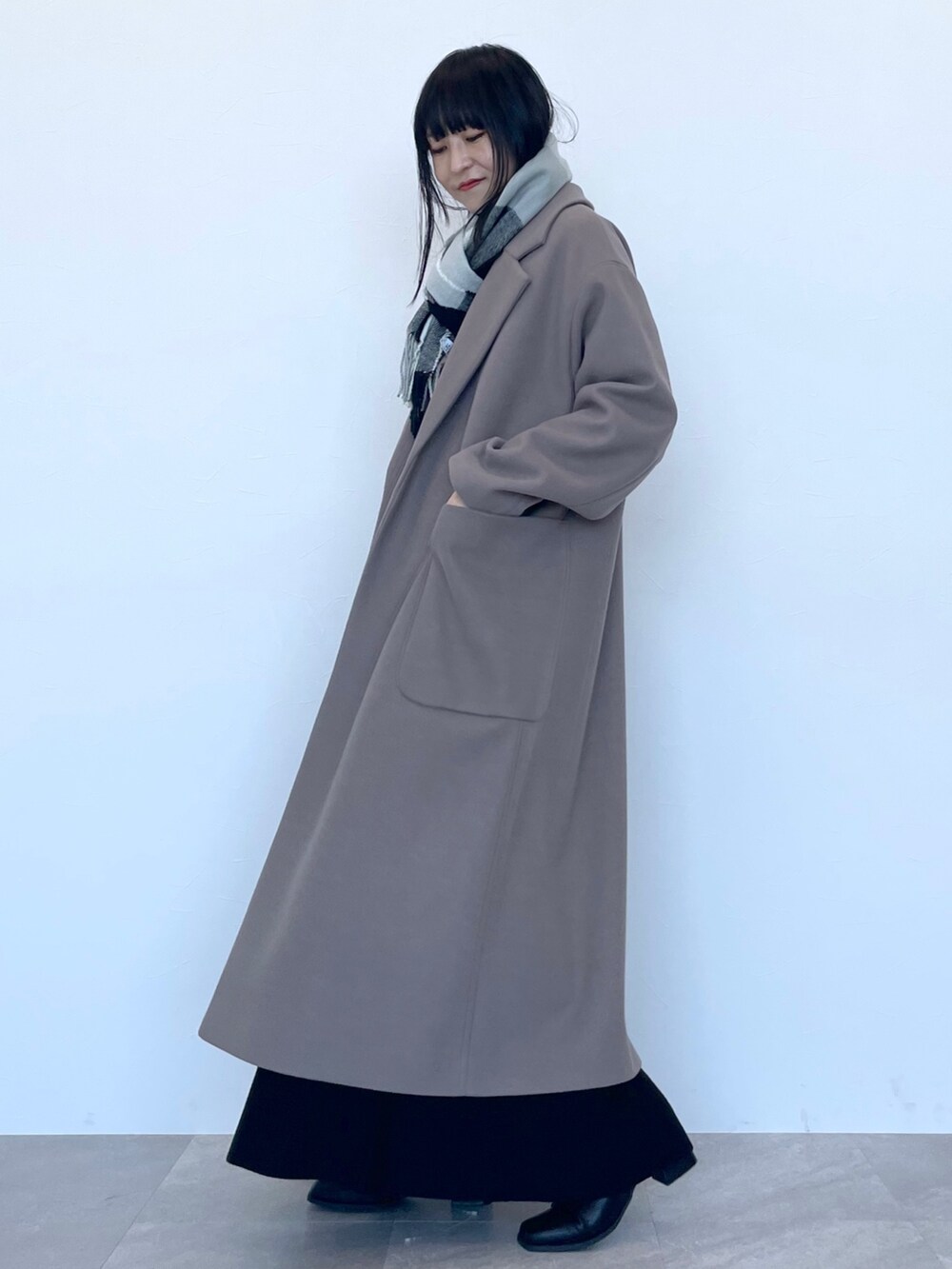 「LAKOLE、シンプルコーデ、マフラー、きれいめカジュアル、スクエアトゥ、プチプラ、チェック、ブーツ、アウター、ロングコート、カジュアルコーデ、休日コーデ、ゆるコーデ、冬コーデ、大人女子」｜「LAKOLEの12Gカシミヤタッチフレアスカート[セットアップ対応]（スカート、ブラック系）」を使った、koz▲さん（レディース・160cm）の冬コーディネートの2枚目の写真