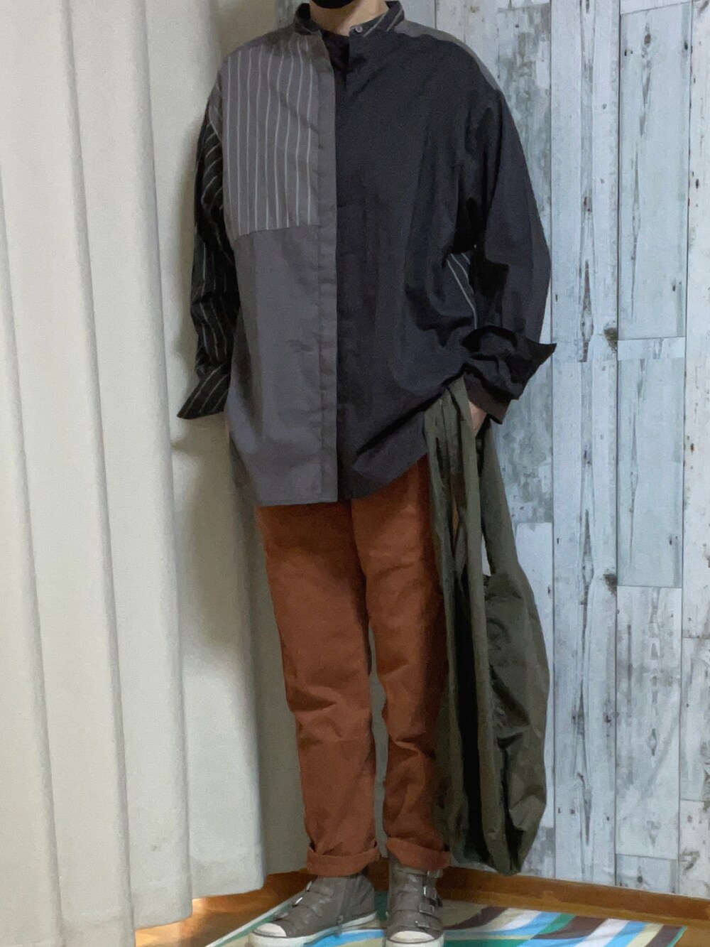 「シャツスタイル、オトナカジュアル、ユニクロ」｜「UNIQLOのアイテム（バッグ、グリーン系）」を使った、tomoさん（レディース・162cm）の秋コーディネートの2枚目の写真