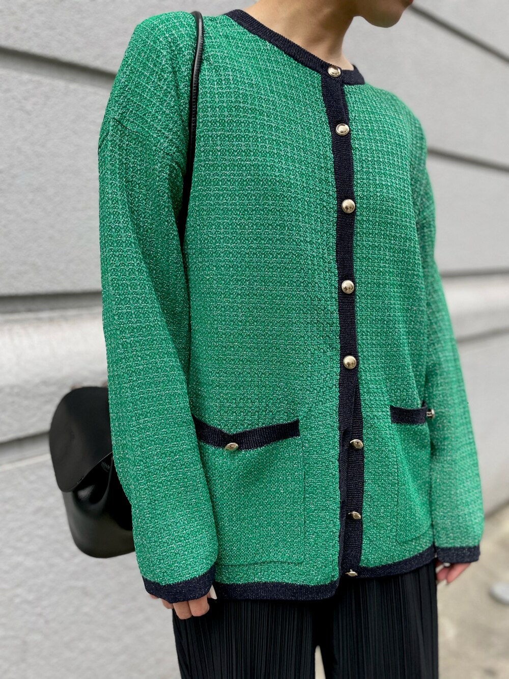 ブラック系のショルダーバッグ、ブラック系のその他パンツ、ブラック系のサンダルを着用したレディースの春コーディネートの2枚目の写真