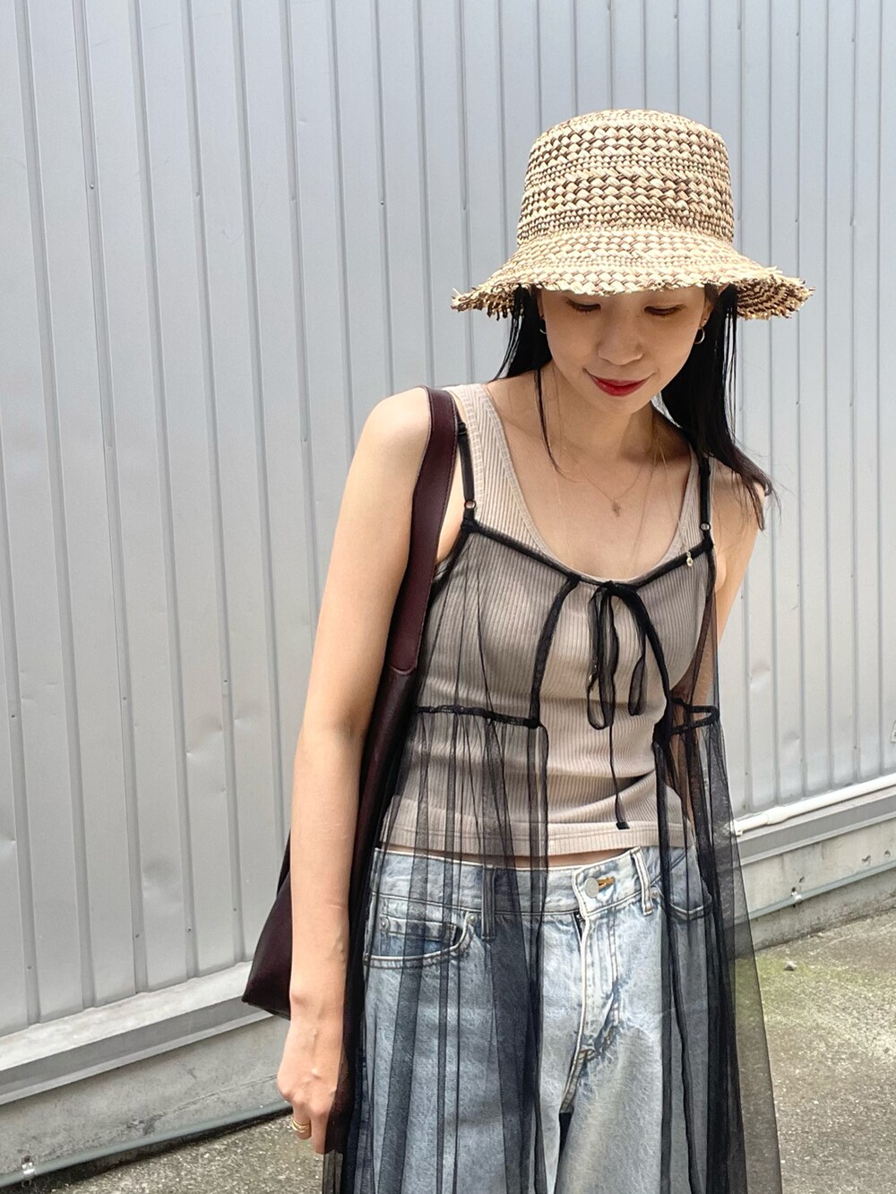 「レイヤードスタイル、デニム、デニムパンツ、麦わら帽子、ノースリーブ、キャミワンピース、キャミワンピ、デニムコーデ、オトナ女子、夏コーデ、テーマパークコーデ、お出かけコーデ、大人カジュアル、休日スタイル、30代コーデ」｜「mujoのアイテム（帽子、ブラウン系）」を使った、yukiさん（レディース・165cm）の夏コーディネートの2枚目の写真