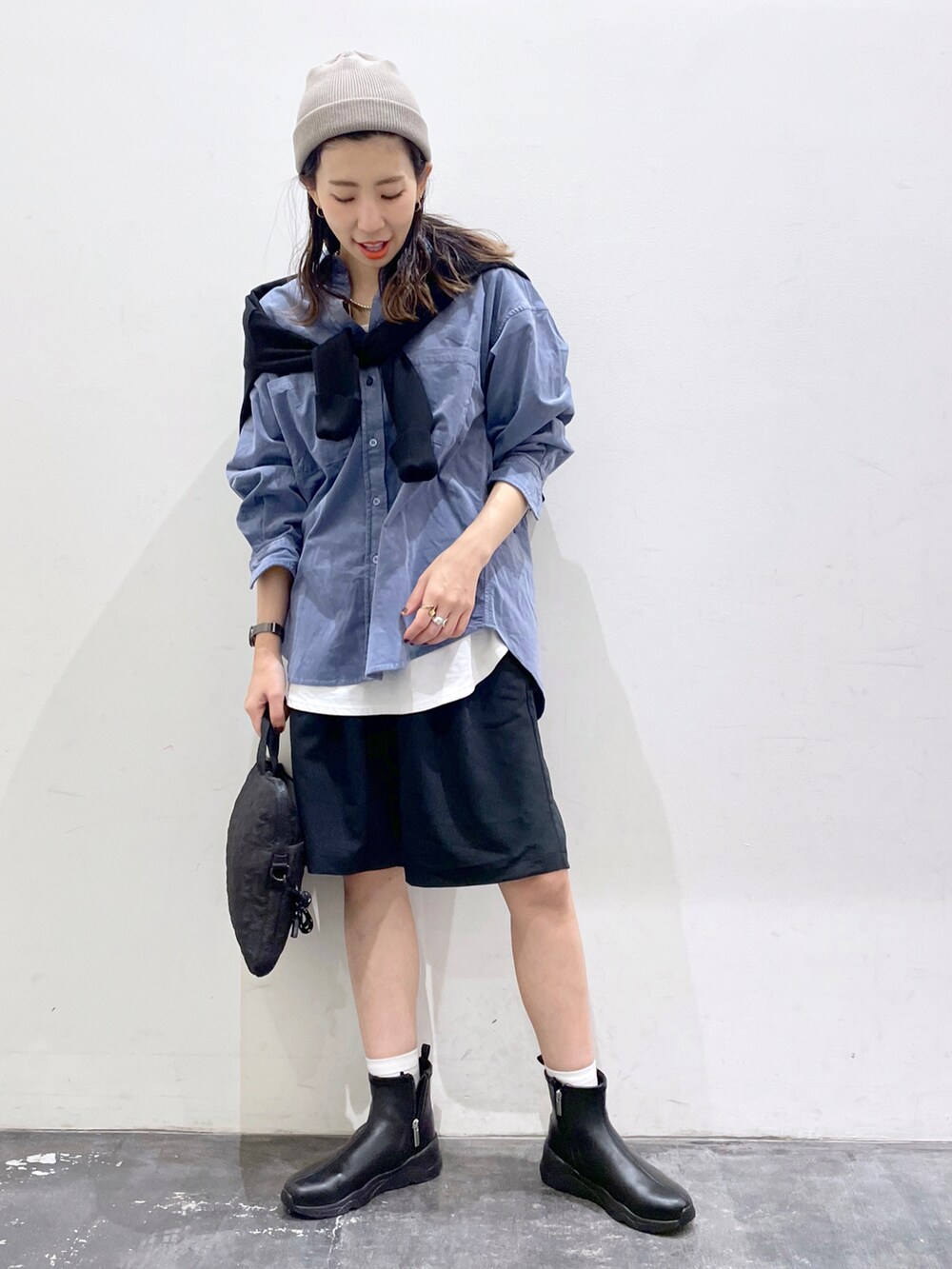 ブルー系のシャツ/ブラウス、ブラック系のその他パンツ、ブラック系のシューズを着用したレディースの秋コーディネートの2枚目の写真