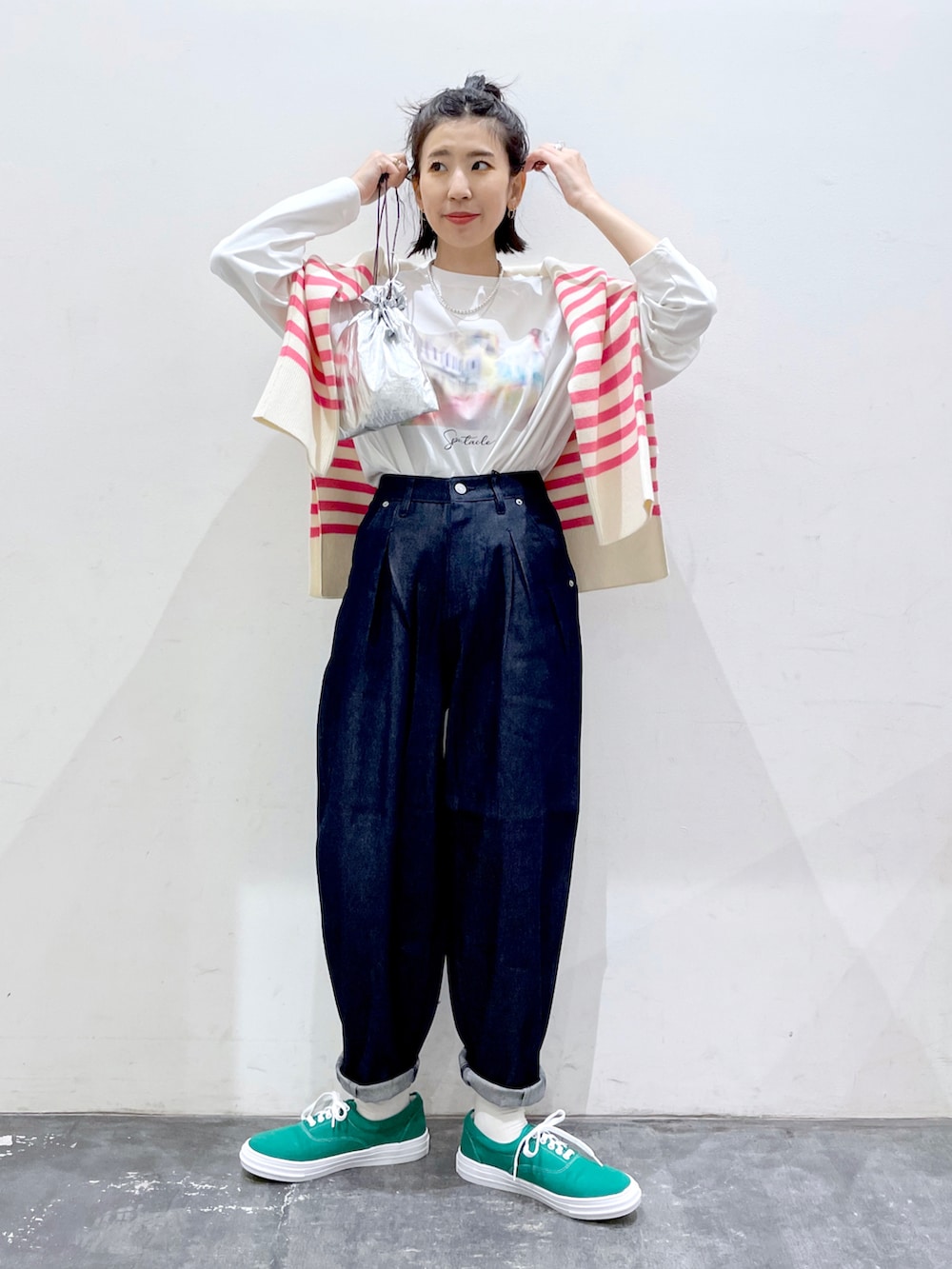 「大人かわいい、大人カジュアル、大人ガーリー、アメカジ、春コーデ、デニム、デニムパンツ、スニーカーコーデ、ベイフロー(BAYFLOW)、BAYFLOW(BAYFLOW)、カラーコーデ、肩掛けカーデ、プリントT、タックイン、カジュアルコーデ」｜「BAYFLOWのカーブジーンズ23SS（デニムパンツ、ブルー系）」を使った、yukiさん（レディース・165cm）の冬コーディネートの2枚目の写真