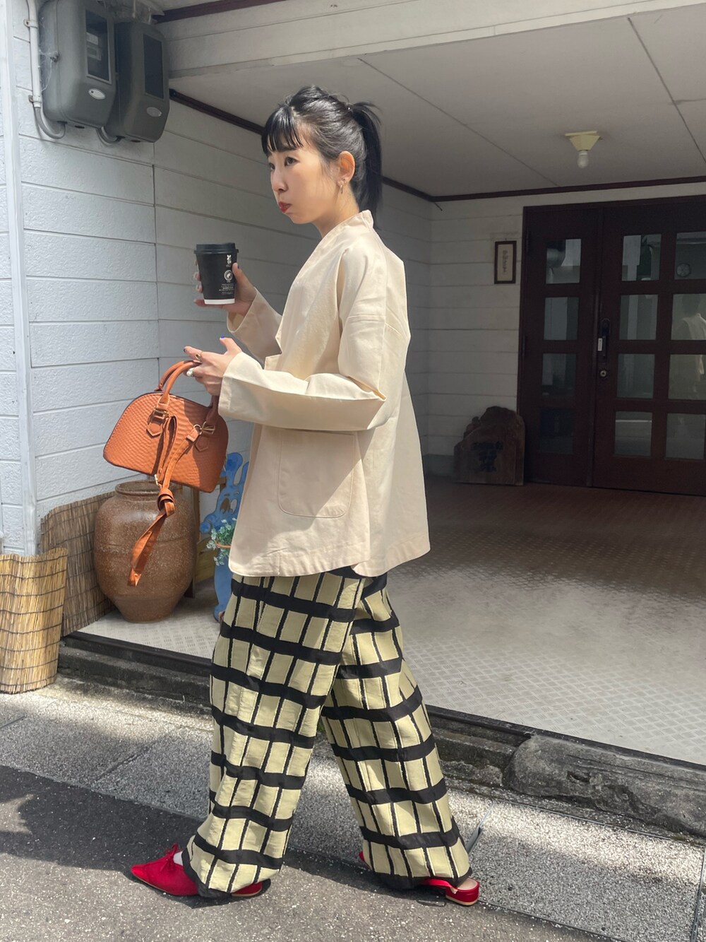 「大人カジュアル、大人女子、オトナカジュアル、オトナ女子、パンツスタイル、春コーデ、ジャケットスタイル、ジャケット、韓国ファッション、レイヤードスタイル、ビスチェ、お出かけコーデ、休日スタイル、着回しコーデ、柄パンツ」｜「mujoのアイテム（その他トップス、オレンジ系）」を使った、yukiさん（レディース・165cm）の春コーディネートの2枚目の写真
