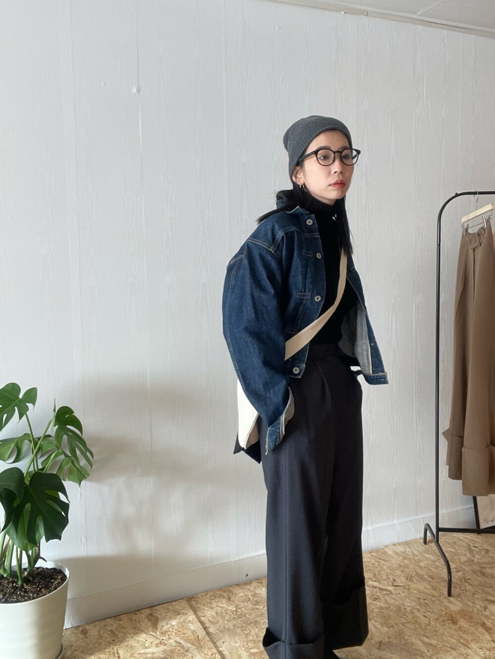 ブラウン系のパンツ、ブラック系のシューズ、ブラック系のトップスを着用したレディースの冬コーディネートの2枚目の写真