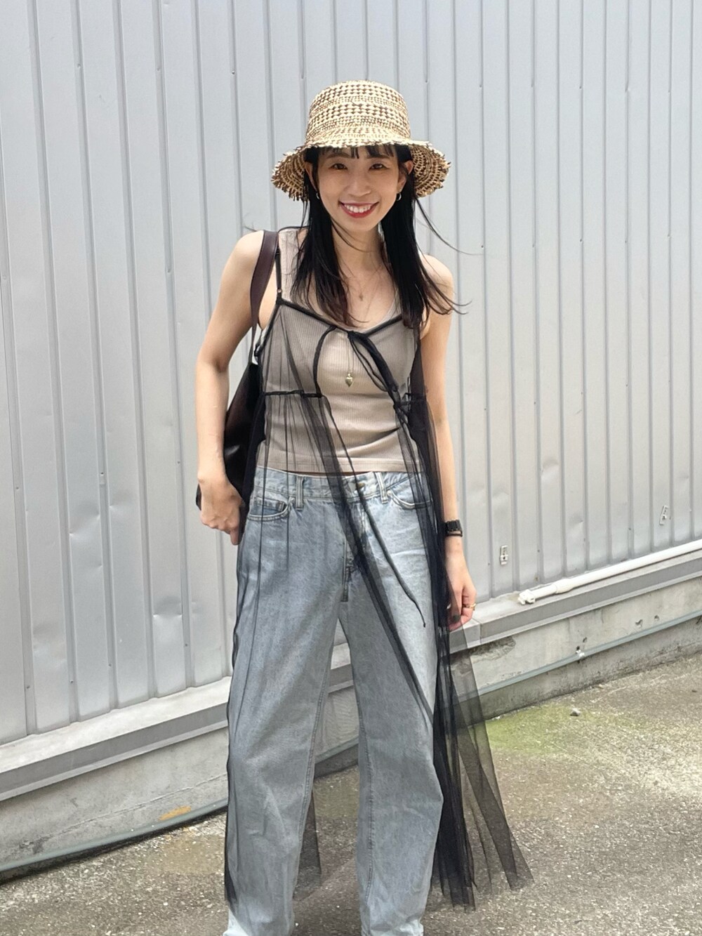 「レイヤードスタイル、デニム、デニムパンツ、麦わら帽子、ノースリーブ、キャミワンピース、キャミワンピ、デニムコーデ、オトナ女子、夏コーデ、テーマパークコーデ、お出かけコーデ、大人カジュアル、休日スタイル、30代コーデ」｜「mujoのアイテム（帽子、ブラウン系）」を使った、yukiさん（レディース・165cm）の夏コーディネートの3枚目の写真