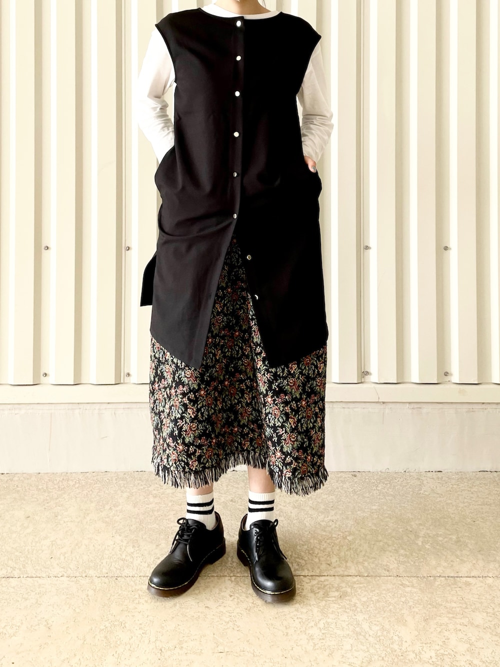 「春コーデ、カジュアルコーデ、大人女子、アメカジ、古着、古着MIX、レプシィム(LEPSIM)、LEPSIM、ラインソックス、いいね、save、フォローお願いします🤑、きれいめカジュアル、大人カジュアル、大人ガーリー、レイヤードスタイル、お出かけコーデ」｜「LEPSIMの【セットアップで着られる】前後２ＷＡＹチュニック　950392（シャツ/ブラウス、ブラック系）」を使った、yukiさん（レディース・165cm）の春コーディネートの2枚目の写真