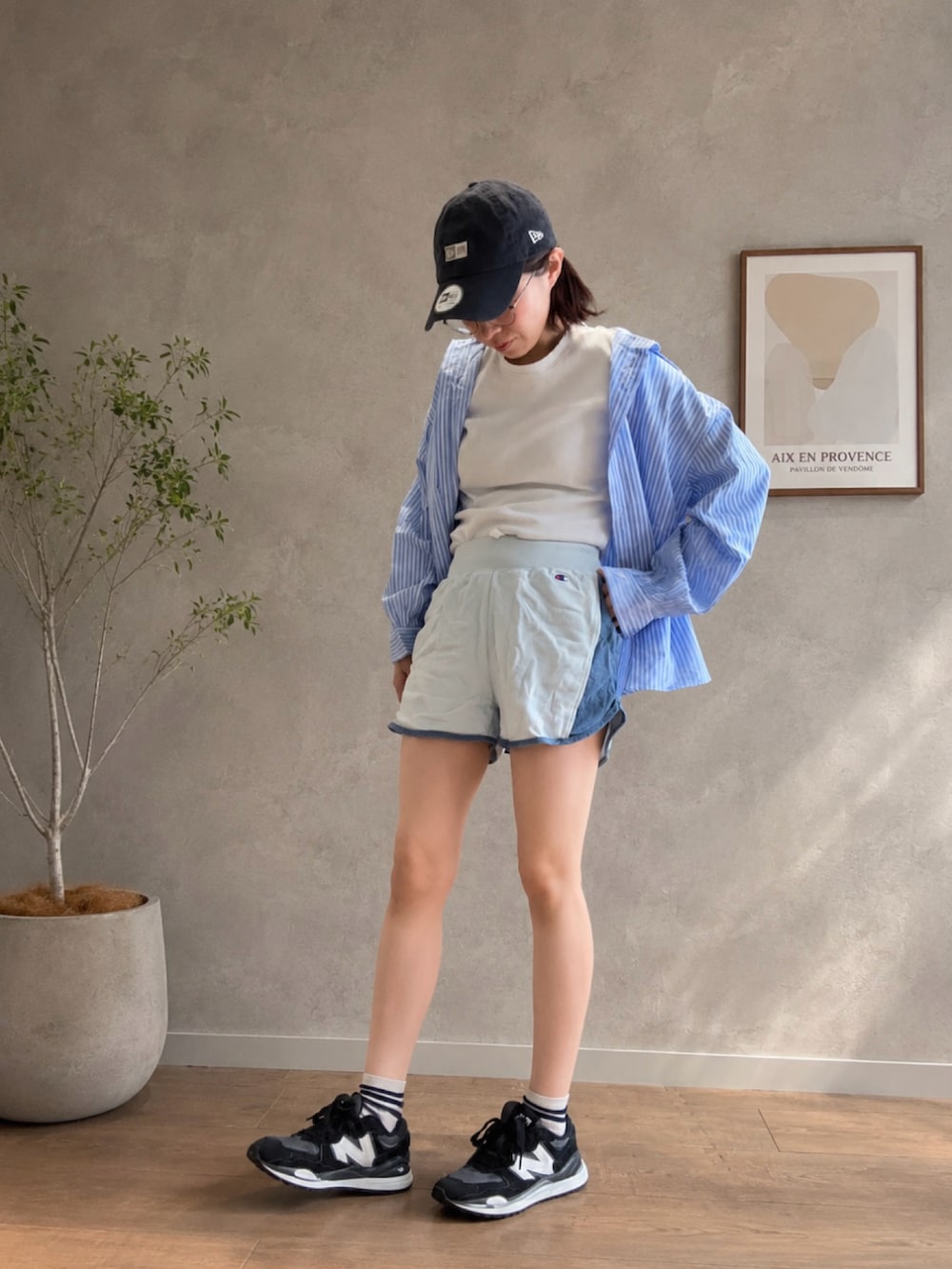 ブラック系のスニーカー、ブルー系のスウェットパンツ、ホワイト系のTシャツ/カットソーを着用したレディースの春コーディネートの2枚目の写真